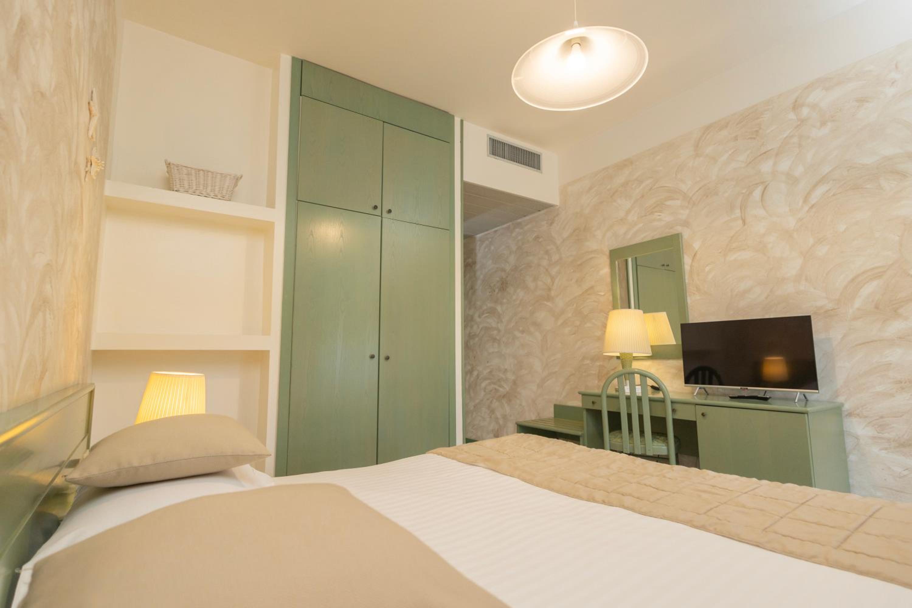 Basic Double Room with Balcony - Photo 7