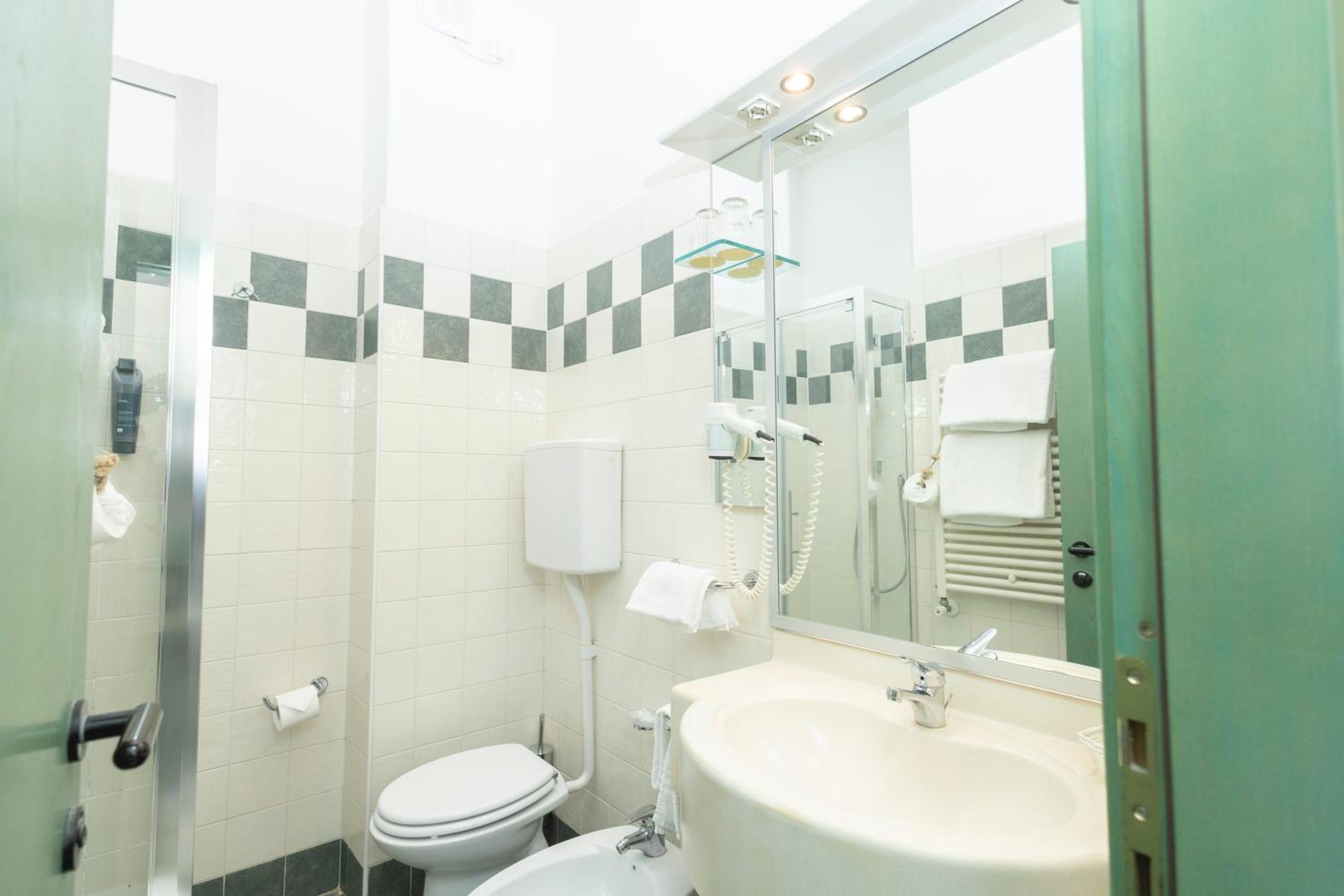 Basic Double Room with Balcony - Photo 8