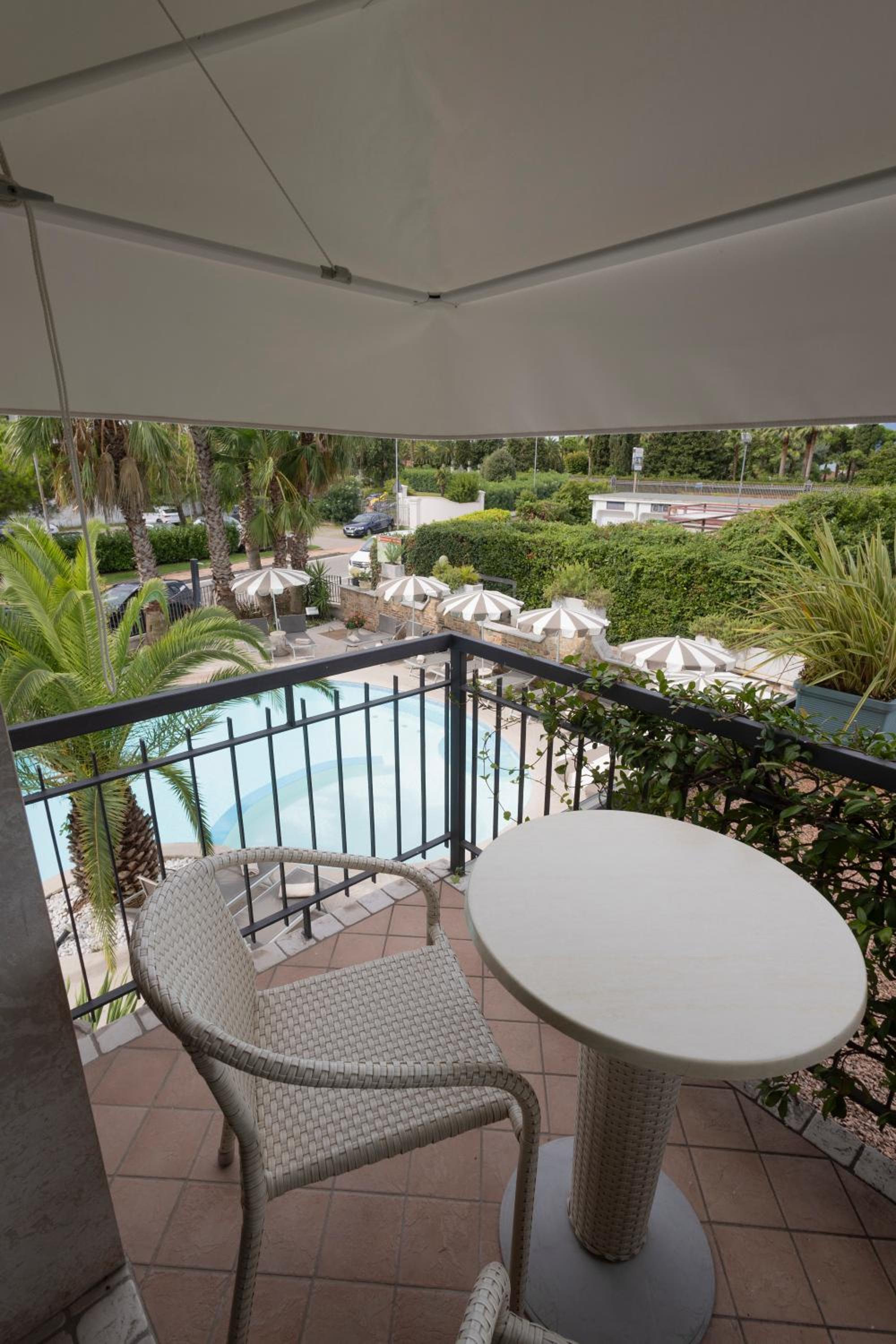 Basic Double Room with Balcony - Photo 4