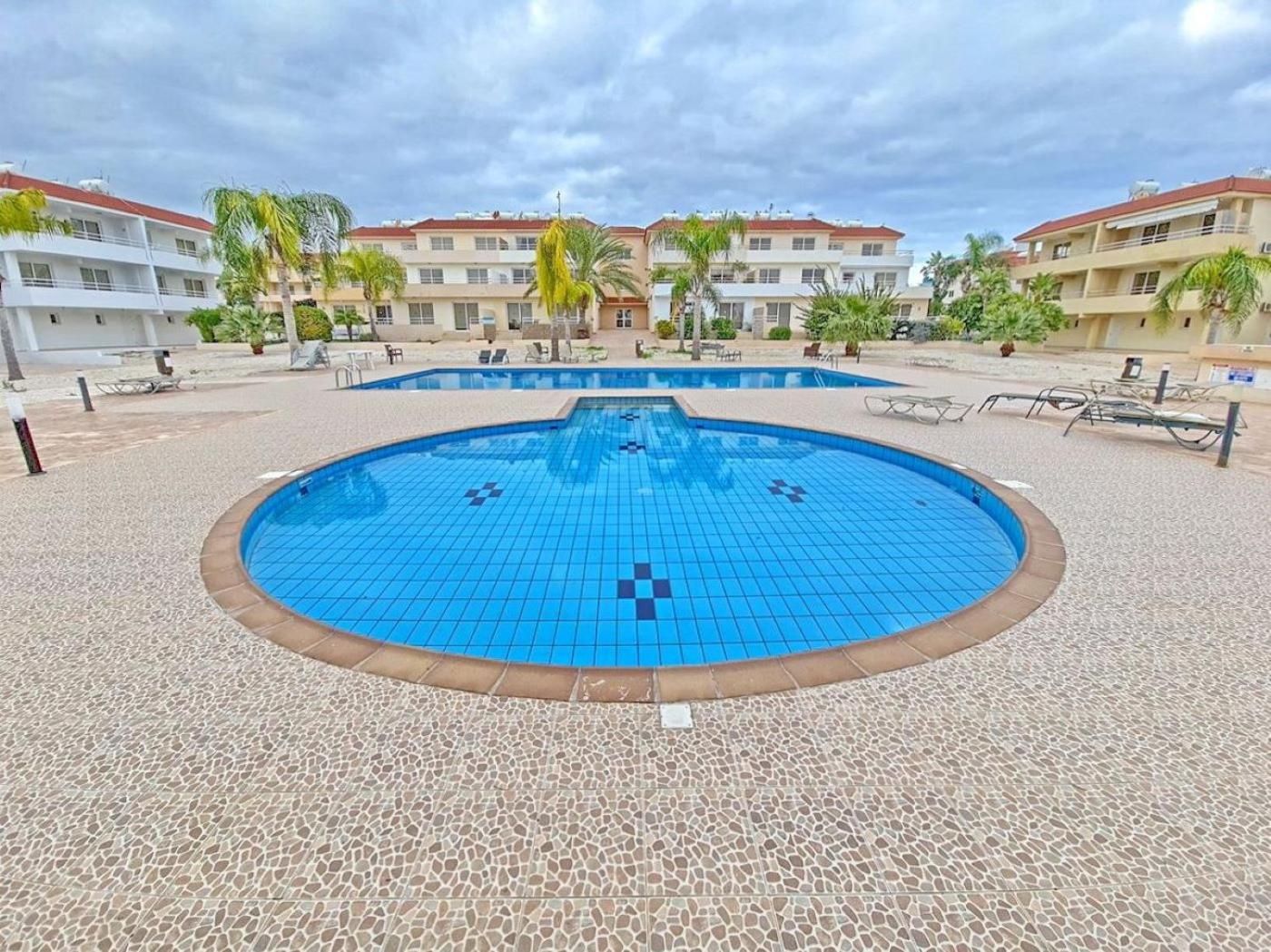 Two-Bedroom Apartment with Pool View photo 2