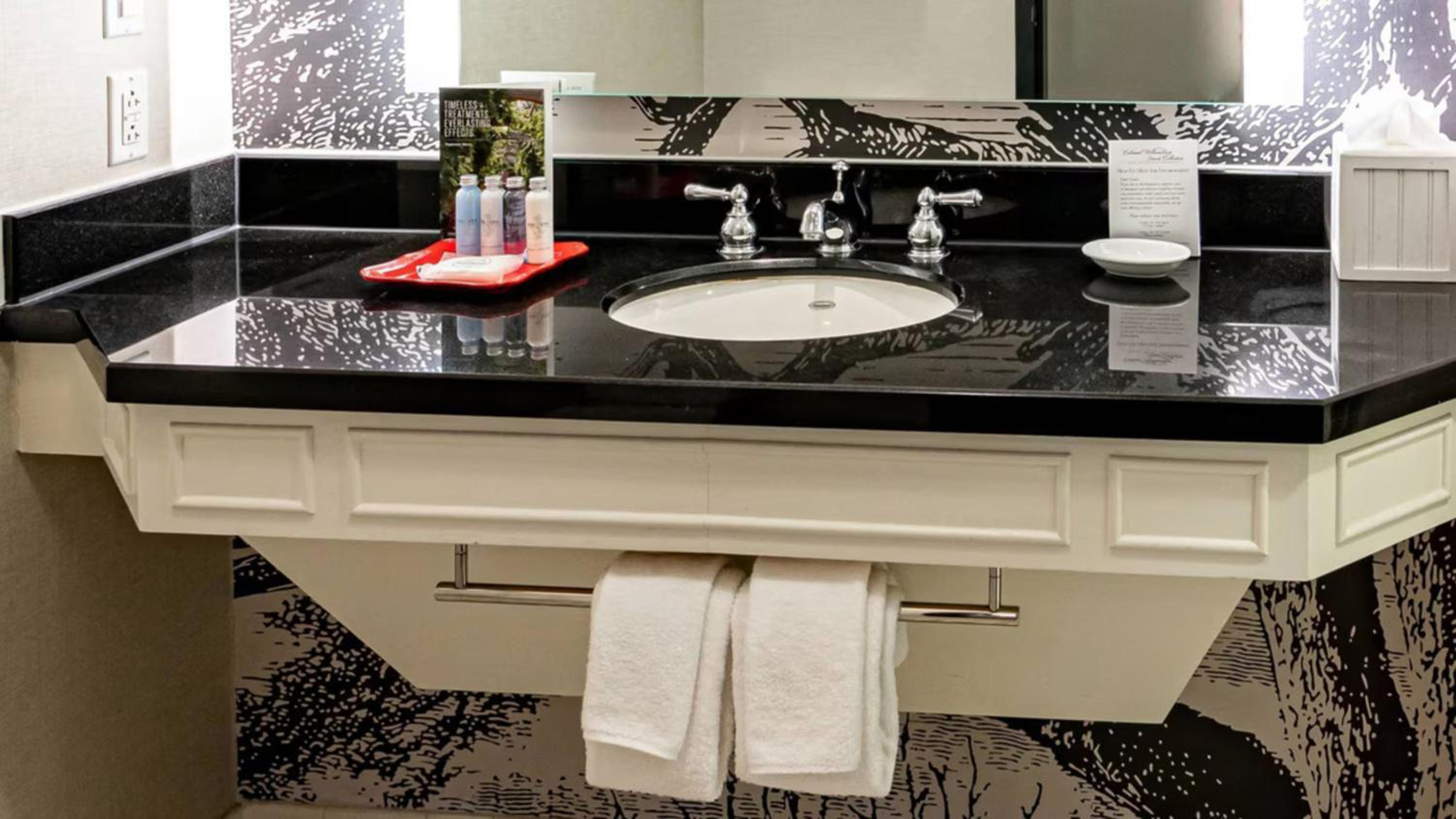 Deluxe Queen Room With Two Queen Beds And Adapted Tub - Mobility Accessible