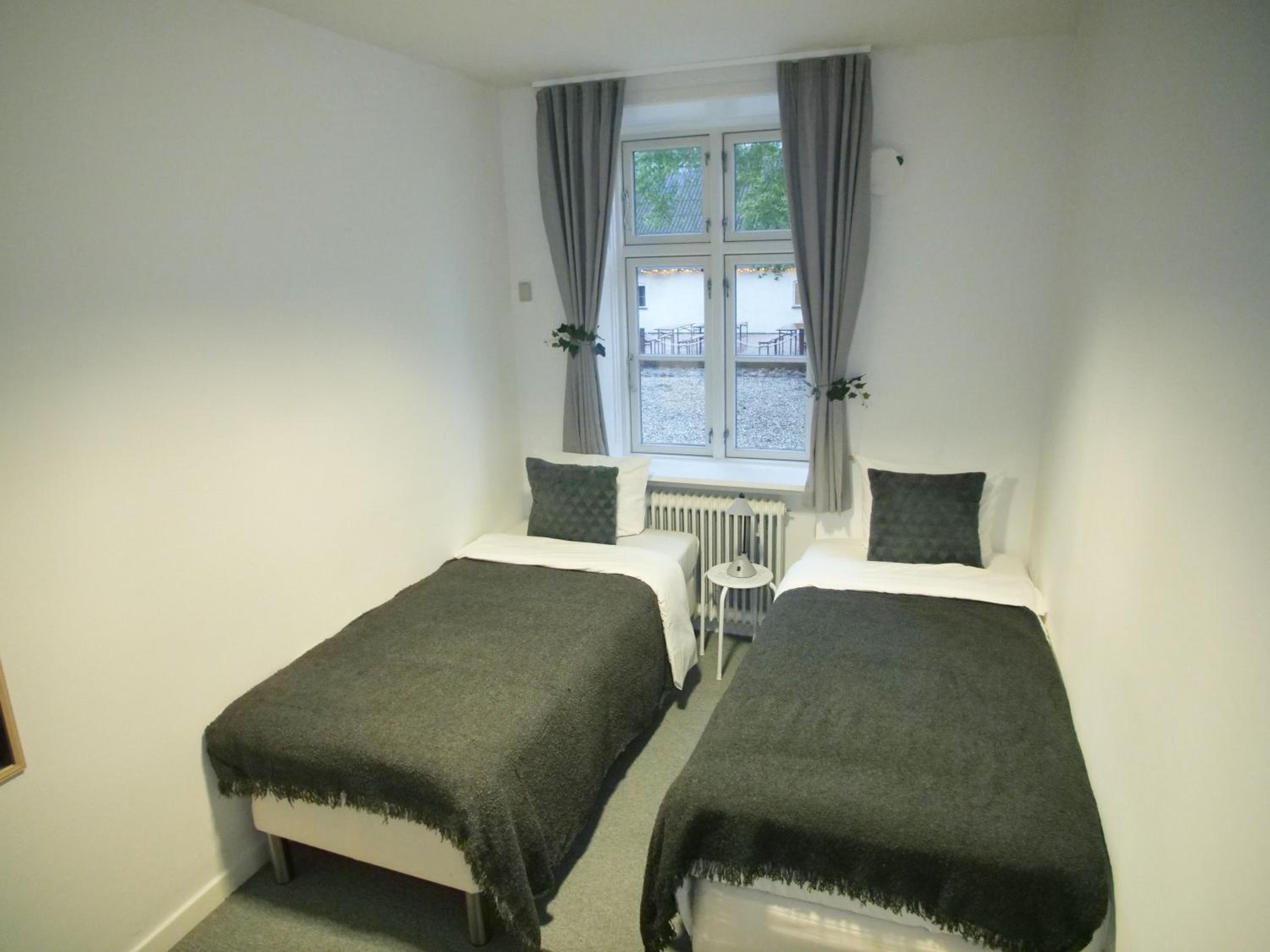 Queen Room photo 2