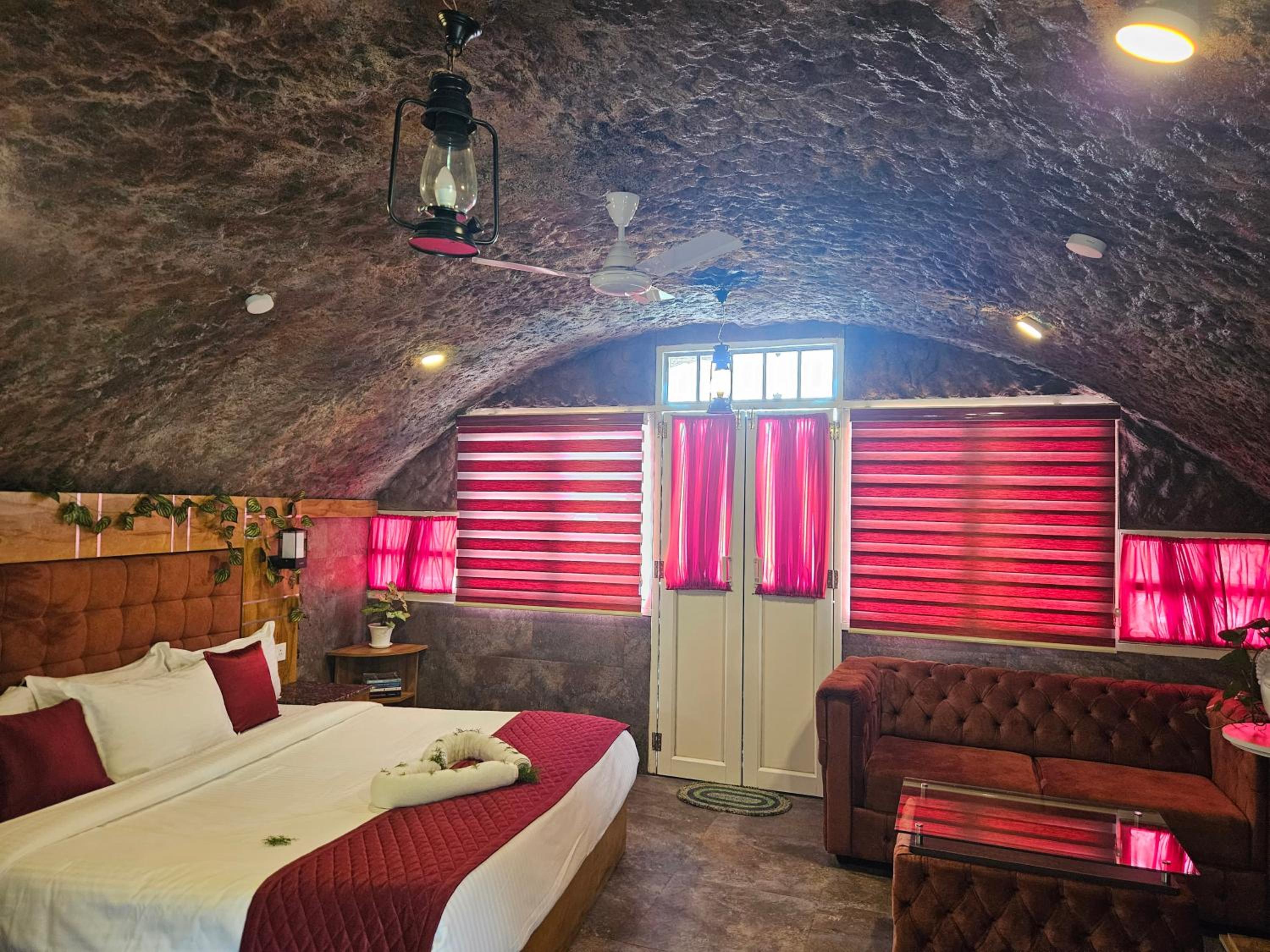 King Room with Balcony - Photo 1