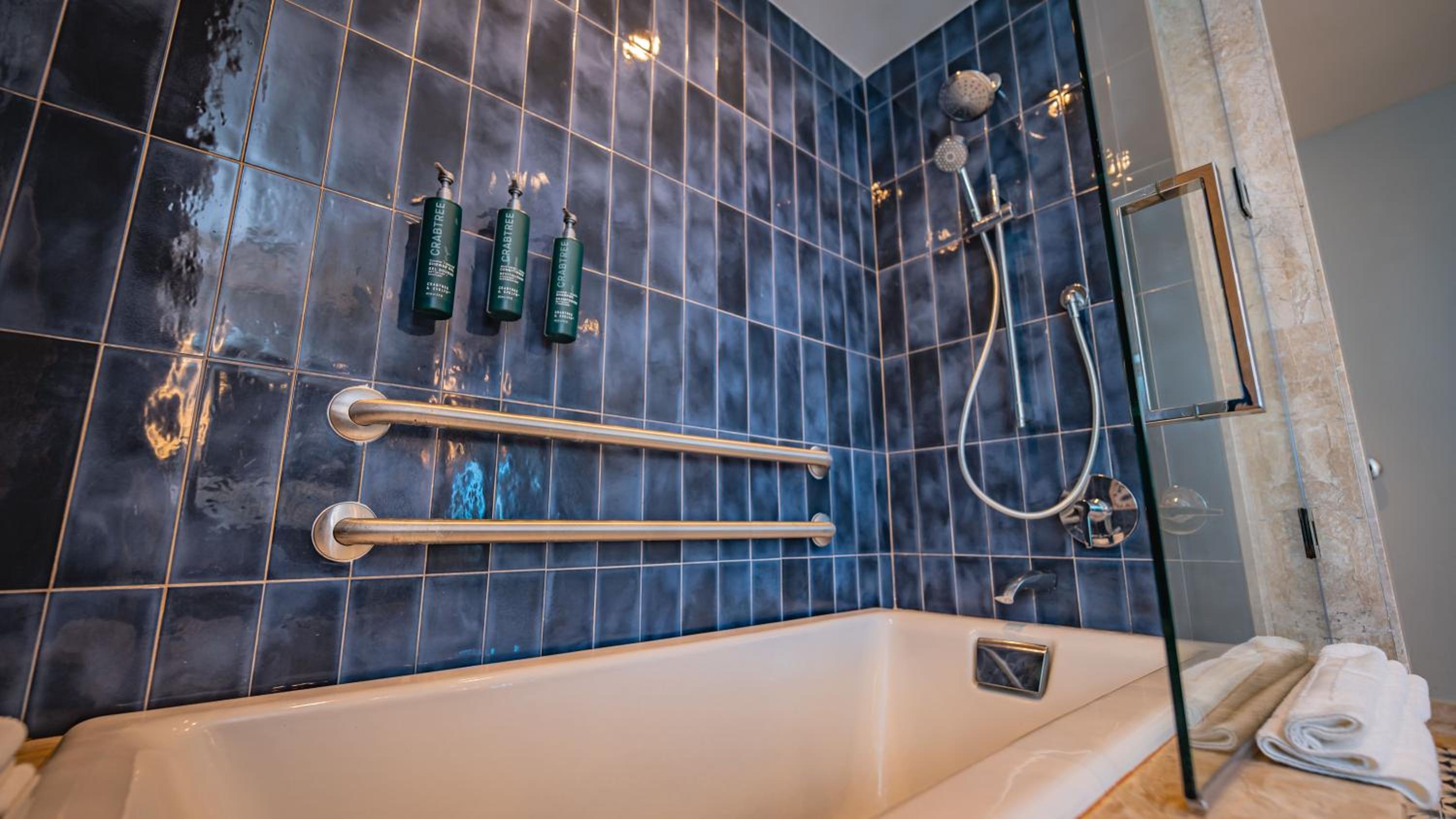 Bathtub Accessible King Bed Marina - Photo 2