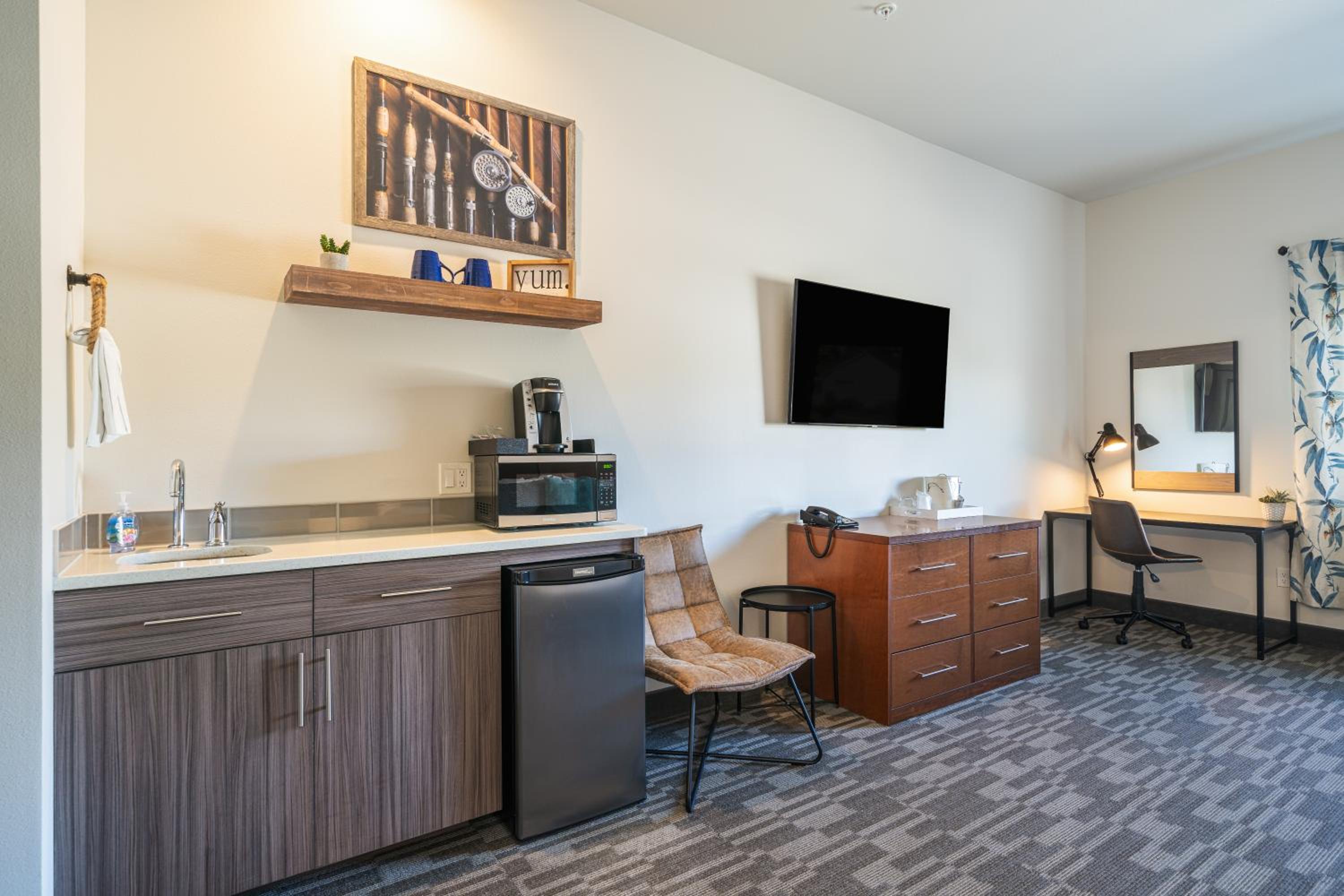 Deluxe King Suite - Photo 5