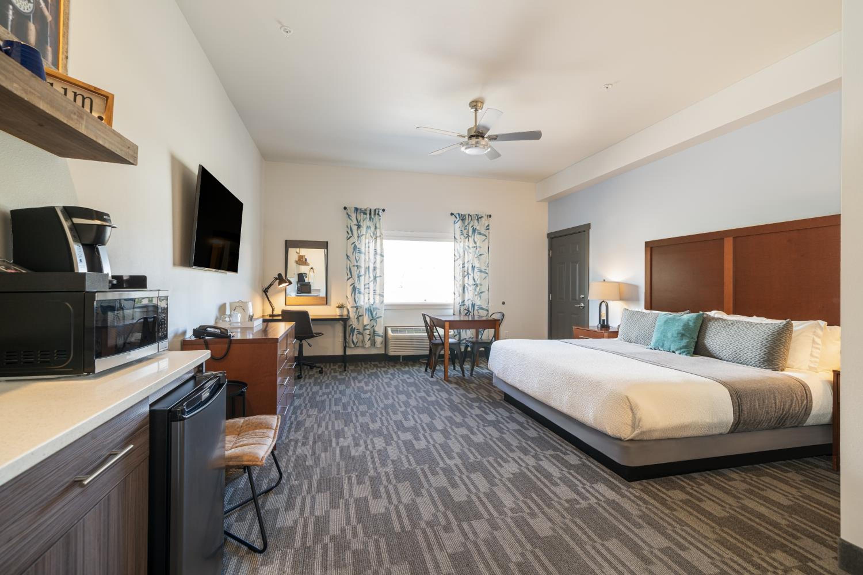 Deluxe King Suite - Photo 4