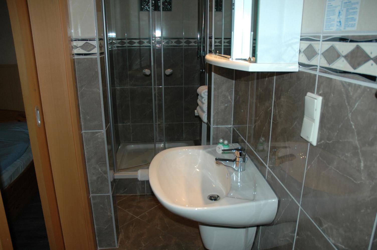 Twin Room - Photo 11