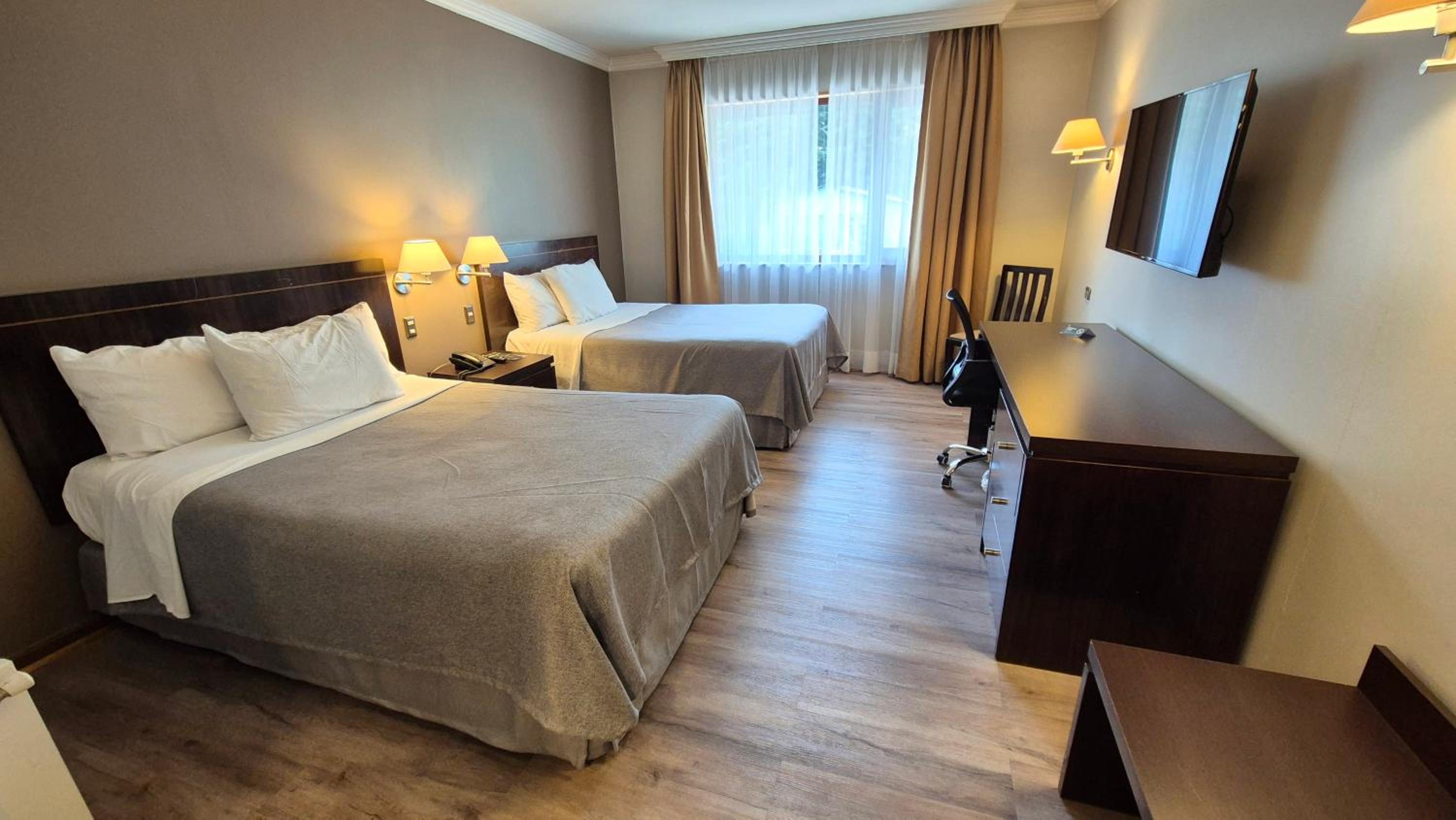 Queen Room with Two Queen Beds photo 1