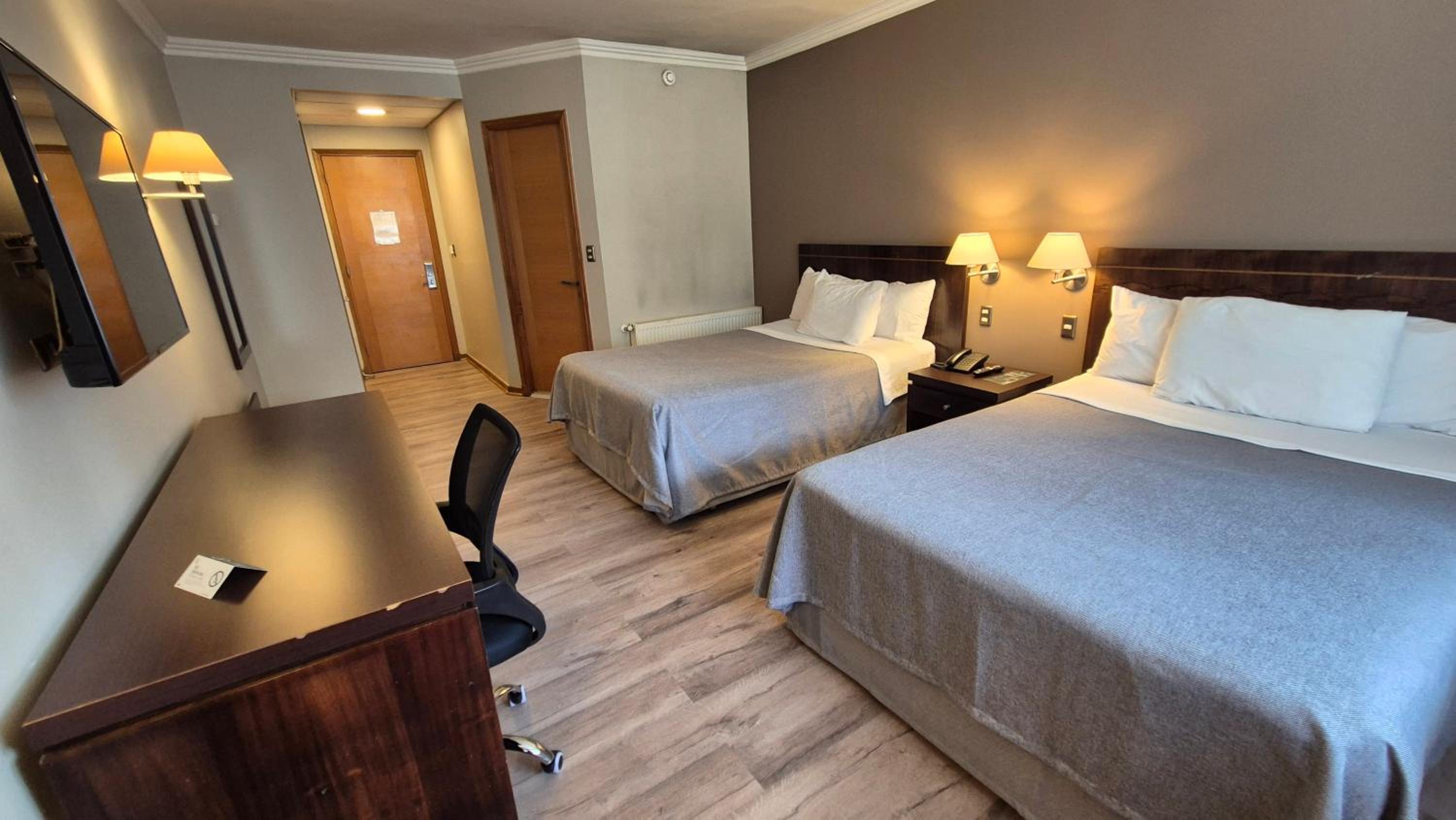 Queen Room with Two Queen Beds photo 3