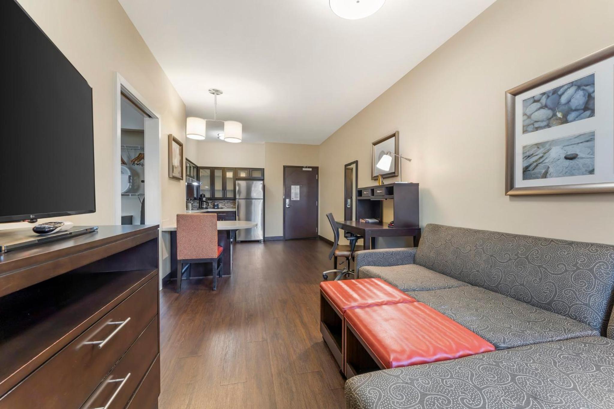 One-Bedroom Queen Room with Accessible Roll In Shower - Non-Smoking