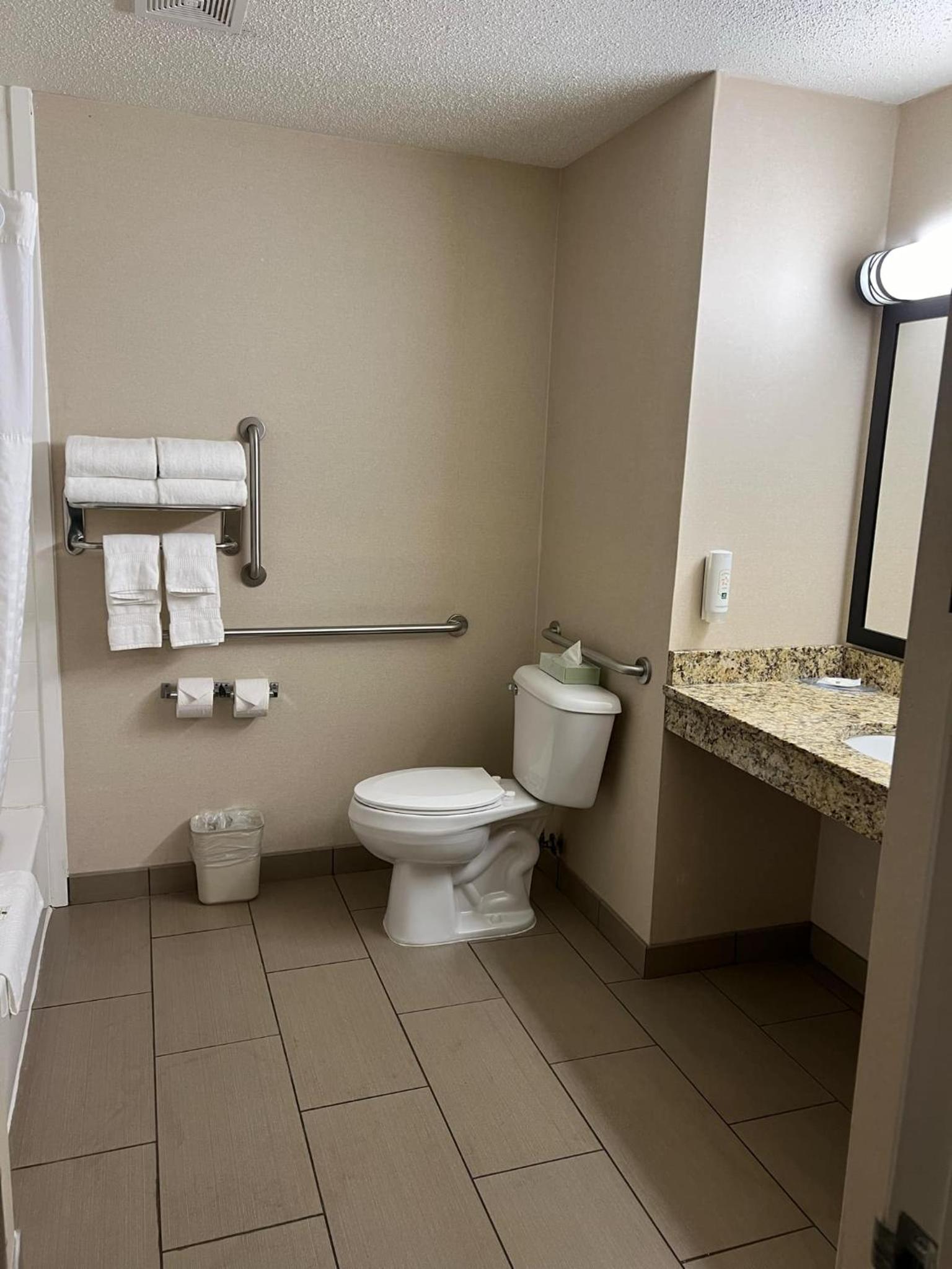 Double Room with Two Double Beds - Accessible/Non-Smoking - Photo 3