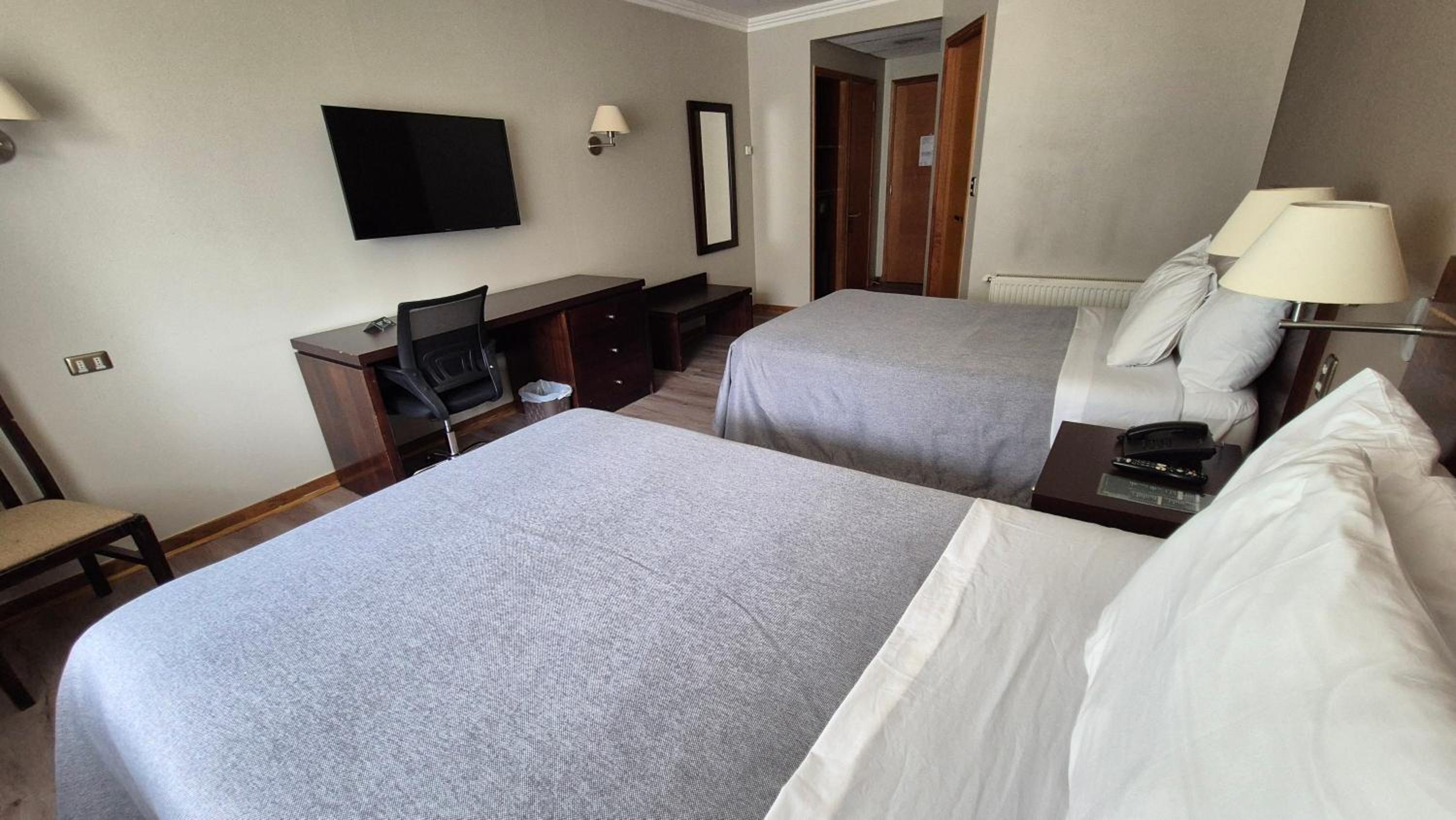 Queen Room with Two Queen Beds photo 2
