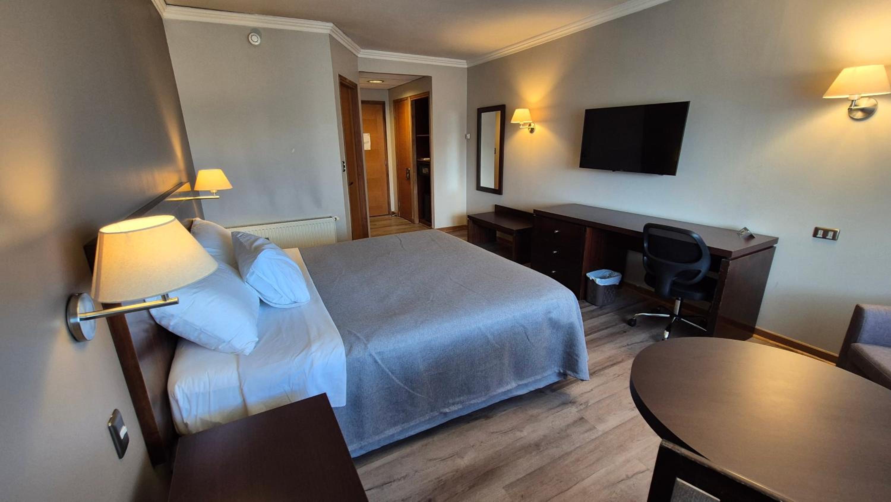 Queen Room photo 2