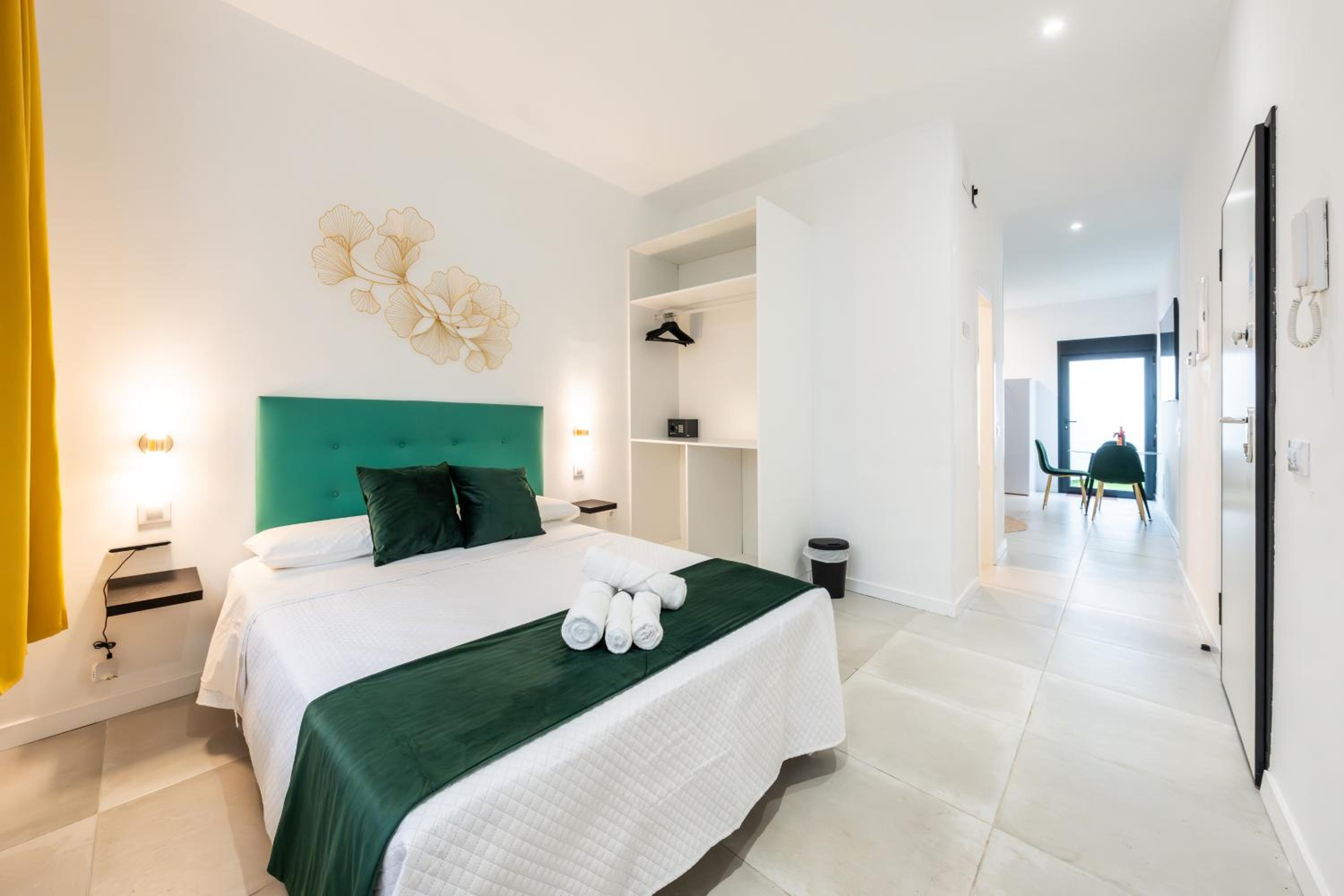 Deluxe One-Bedroom Apartment with Garden View photo 3