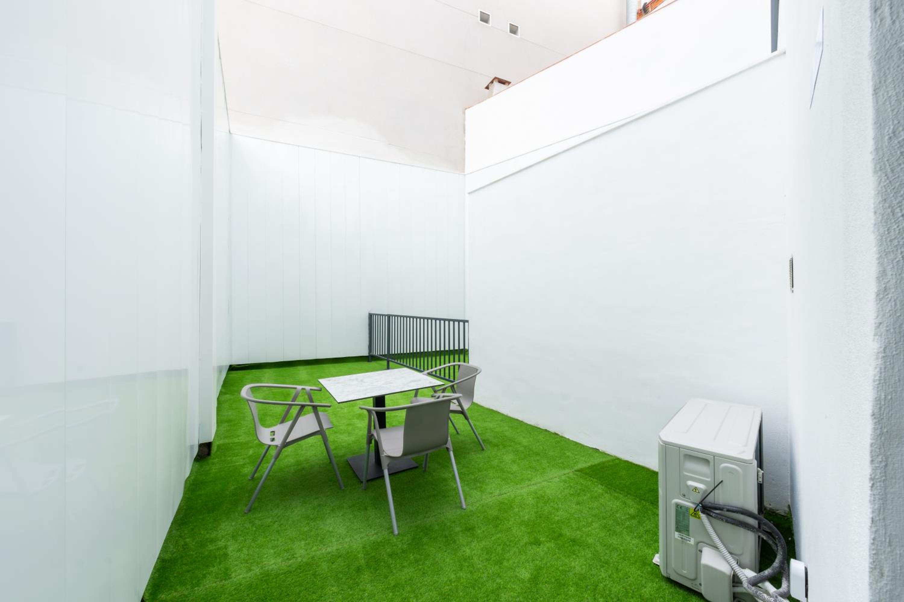 Deluxe One-Bedroom Apartment with Garden View photo 2