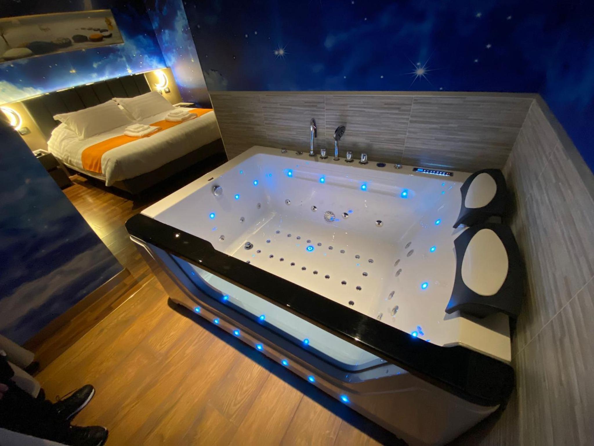 Suite with Spa Bath - Photo 4