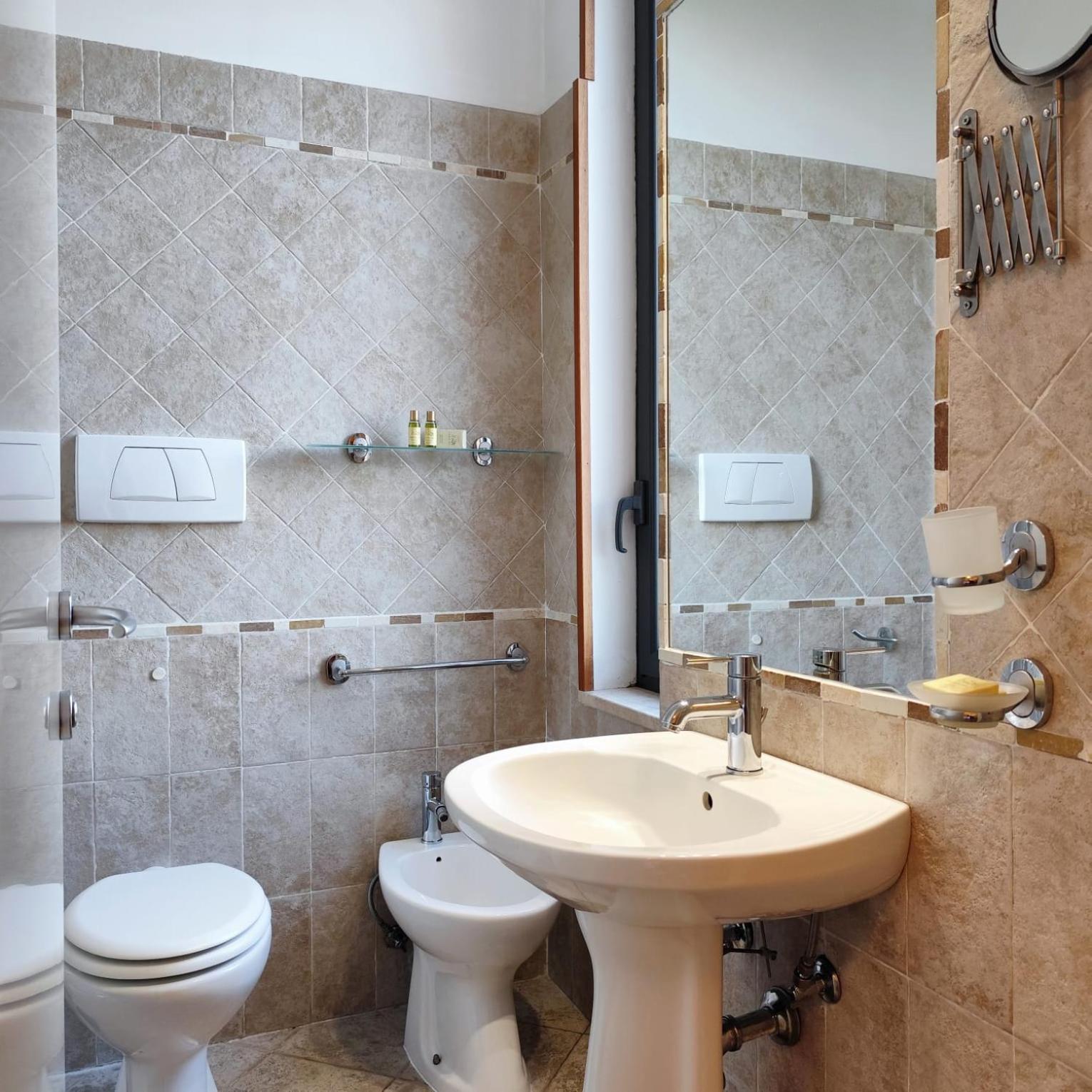 Double Room - Photo 6