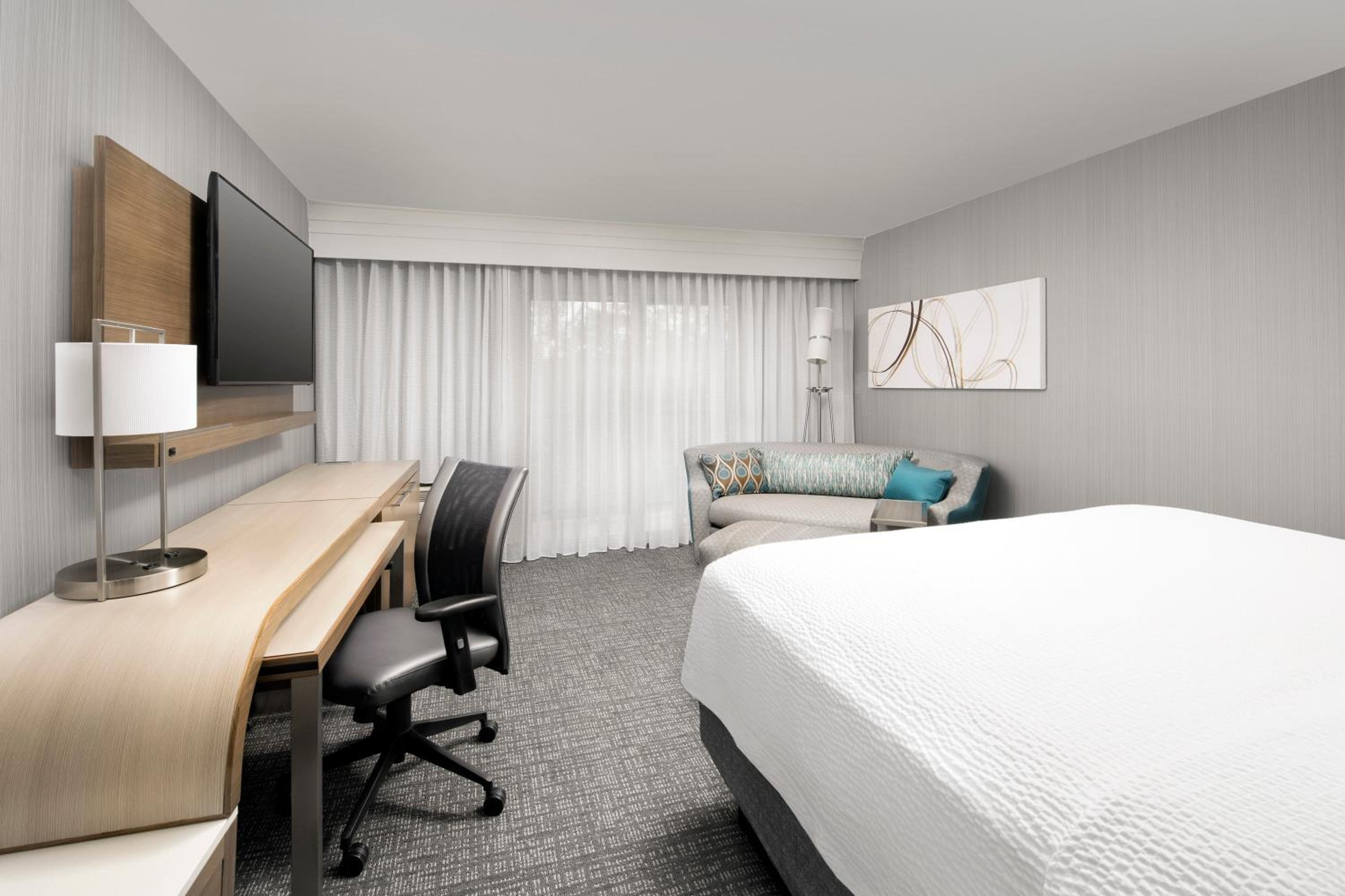 King Room with Sofa Bed - Photo 2