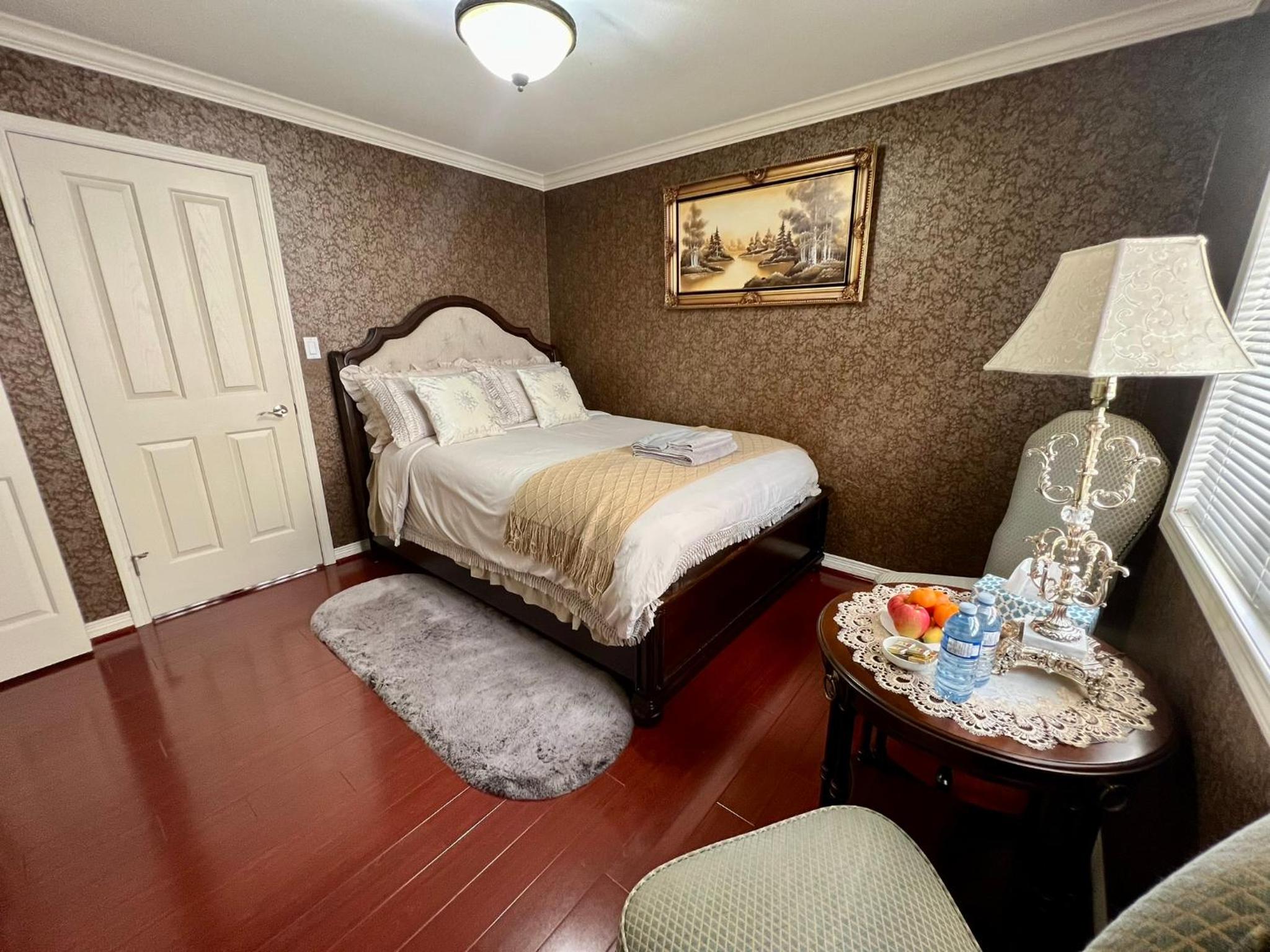 Queen Room photo 2