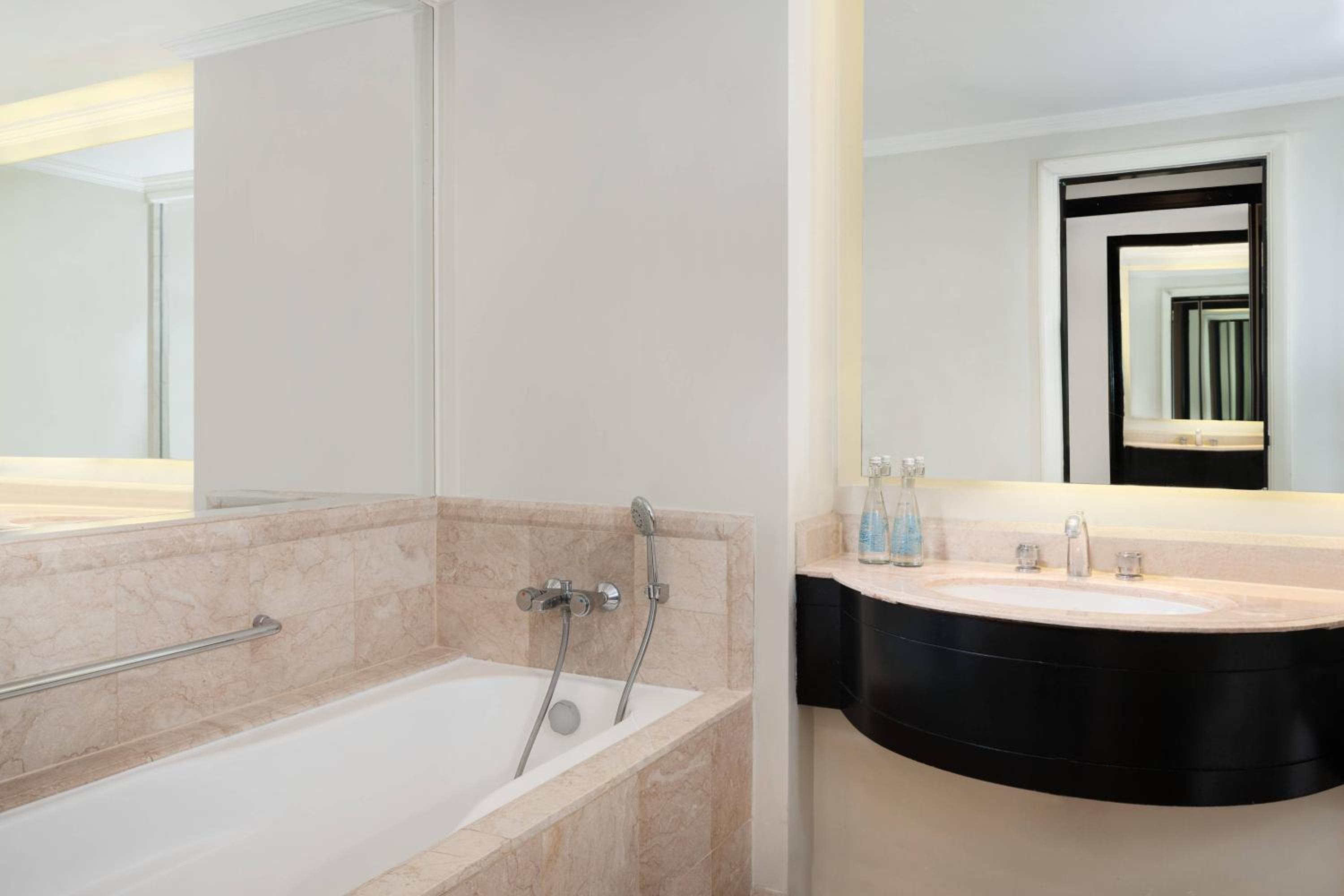 Premium Deluxe Twin Room - Photo 3