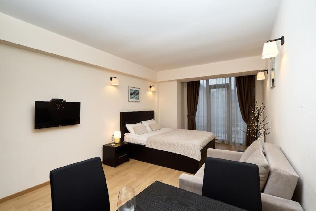 One-Bedroom Apartment photo 1