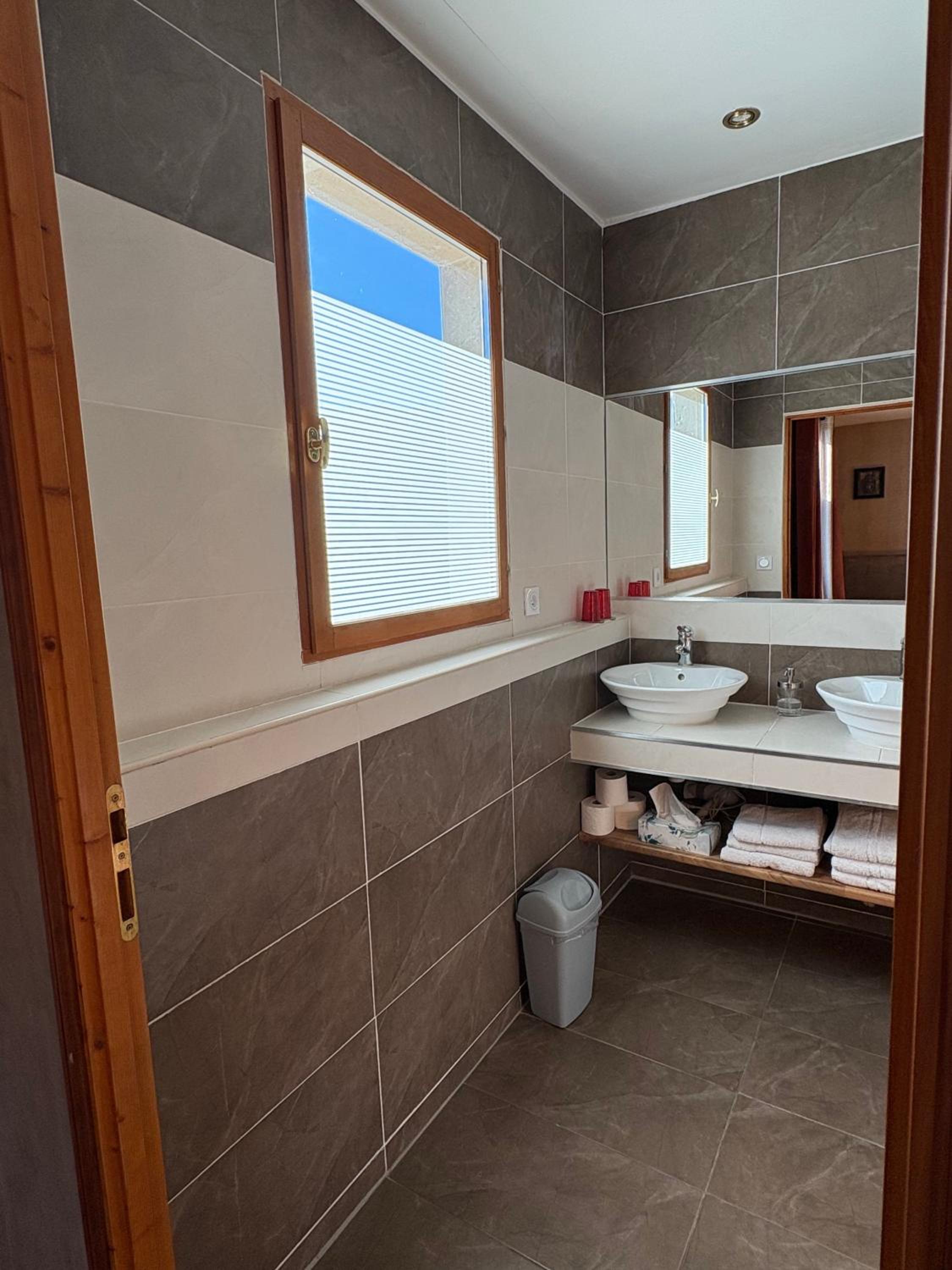Deluxe Room - Photo 14