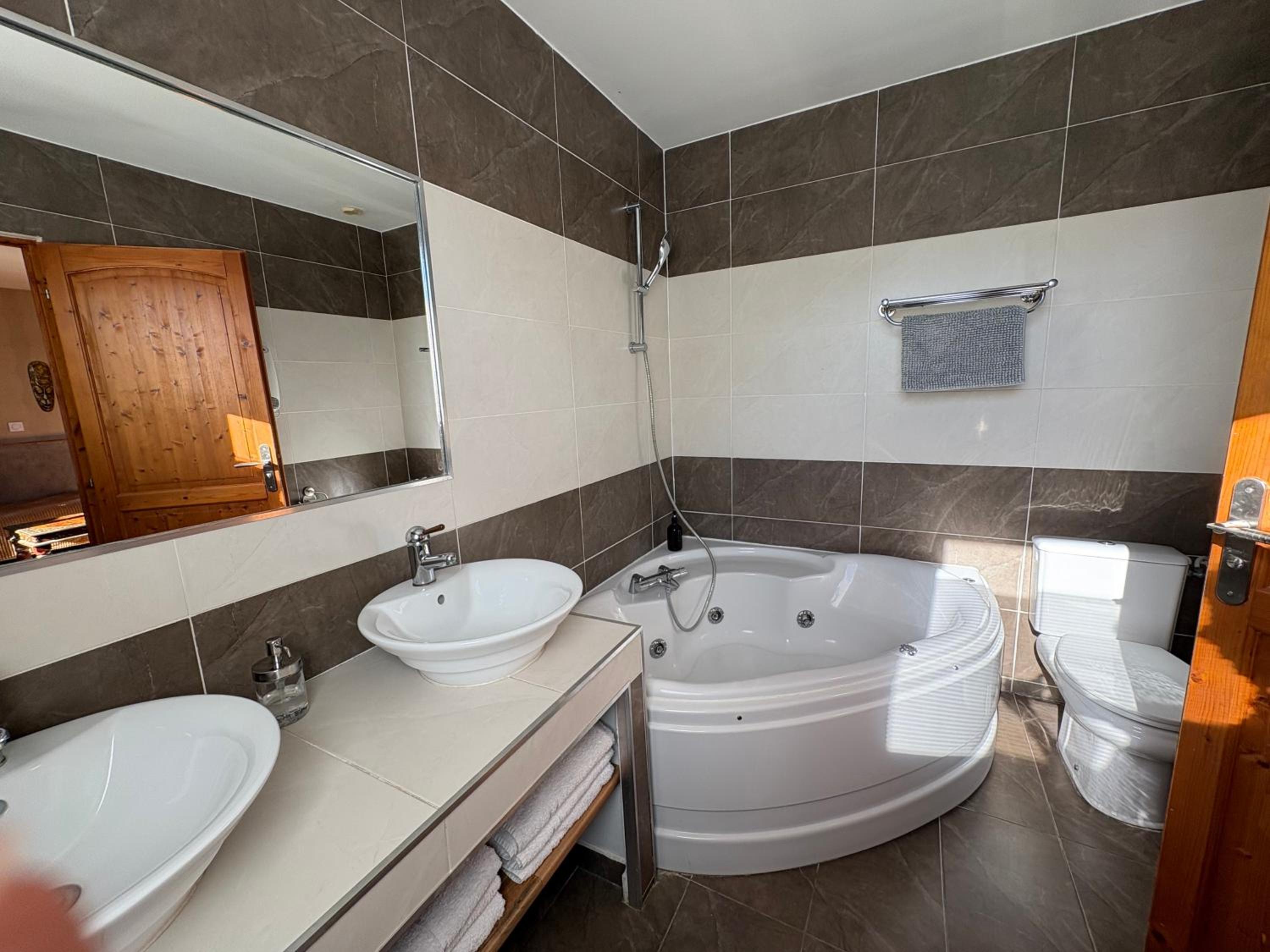 Deluxe Room - Photo 10
