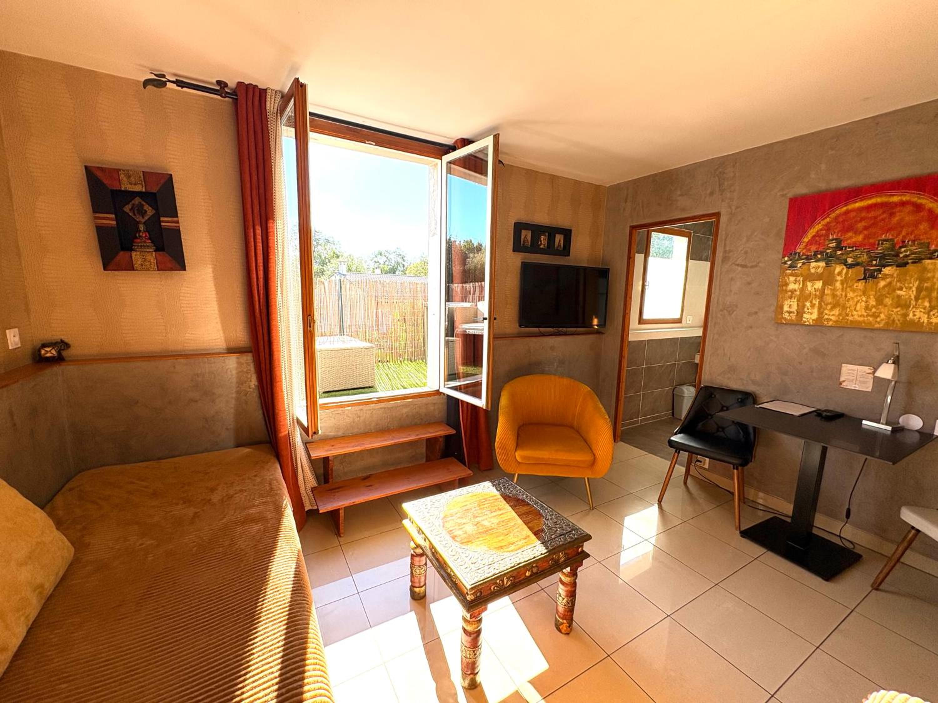 Deluxe Room - Photo 12
