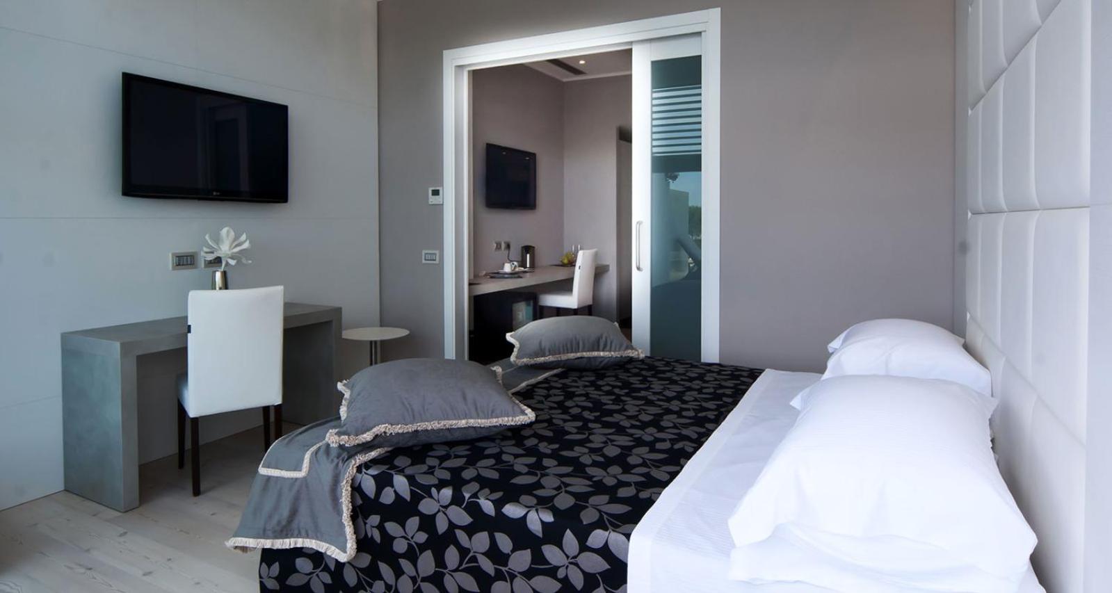 Suite with Hot Tub - Photo 23
