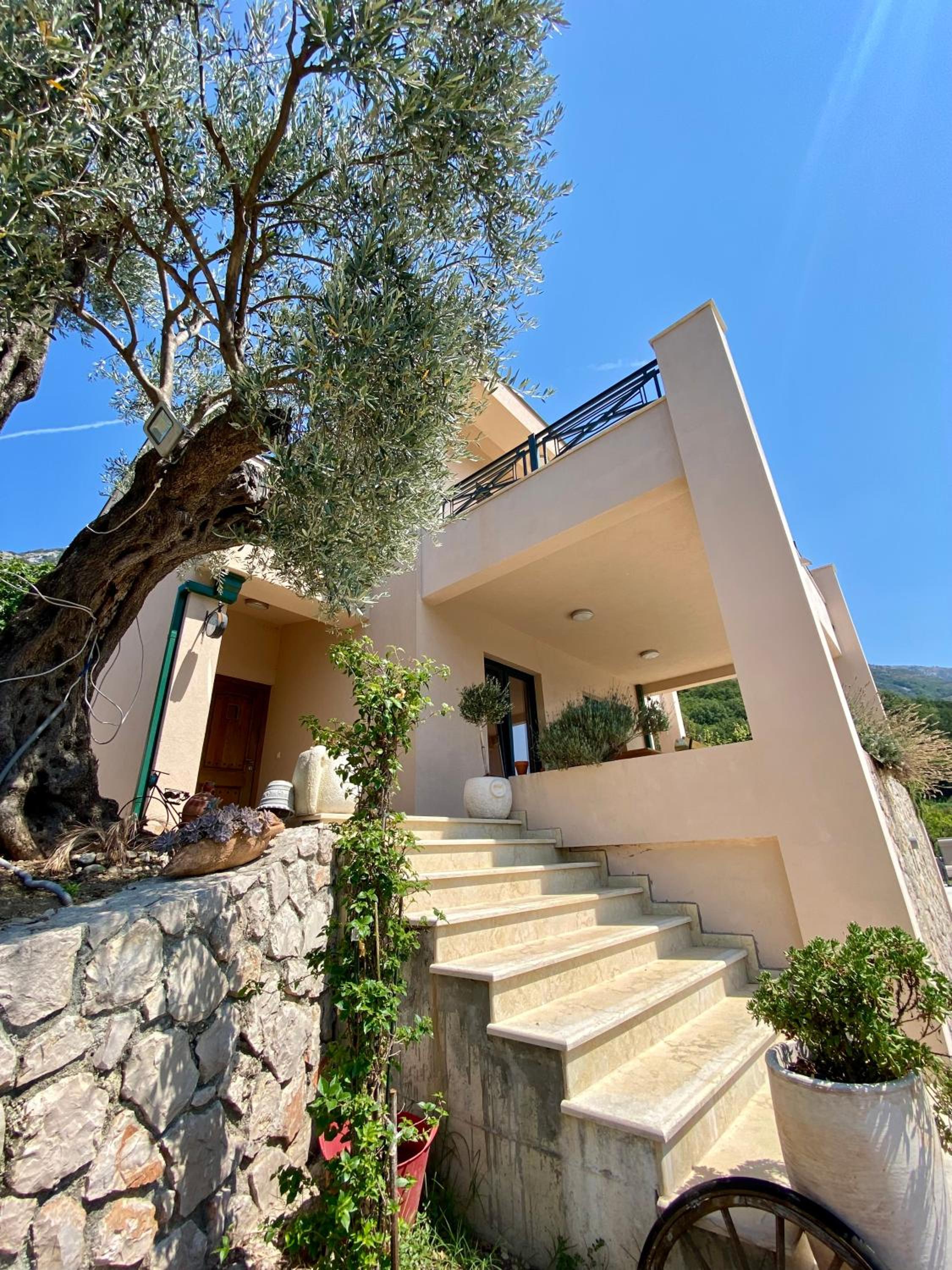 Three-Bedroom Villa photo 2