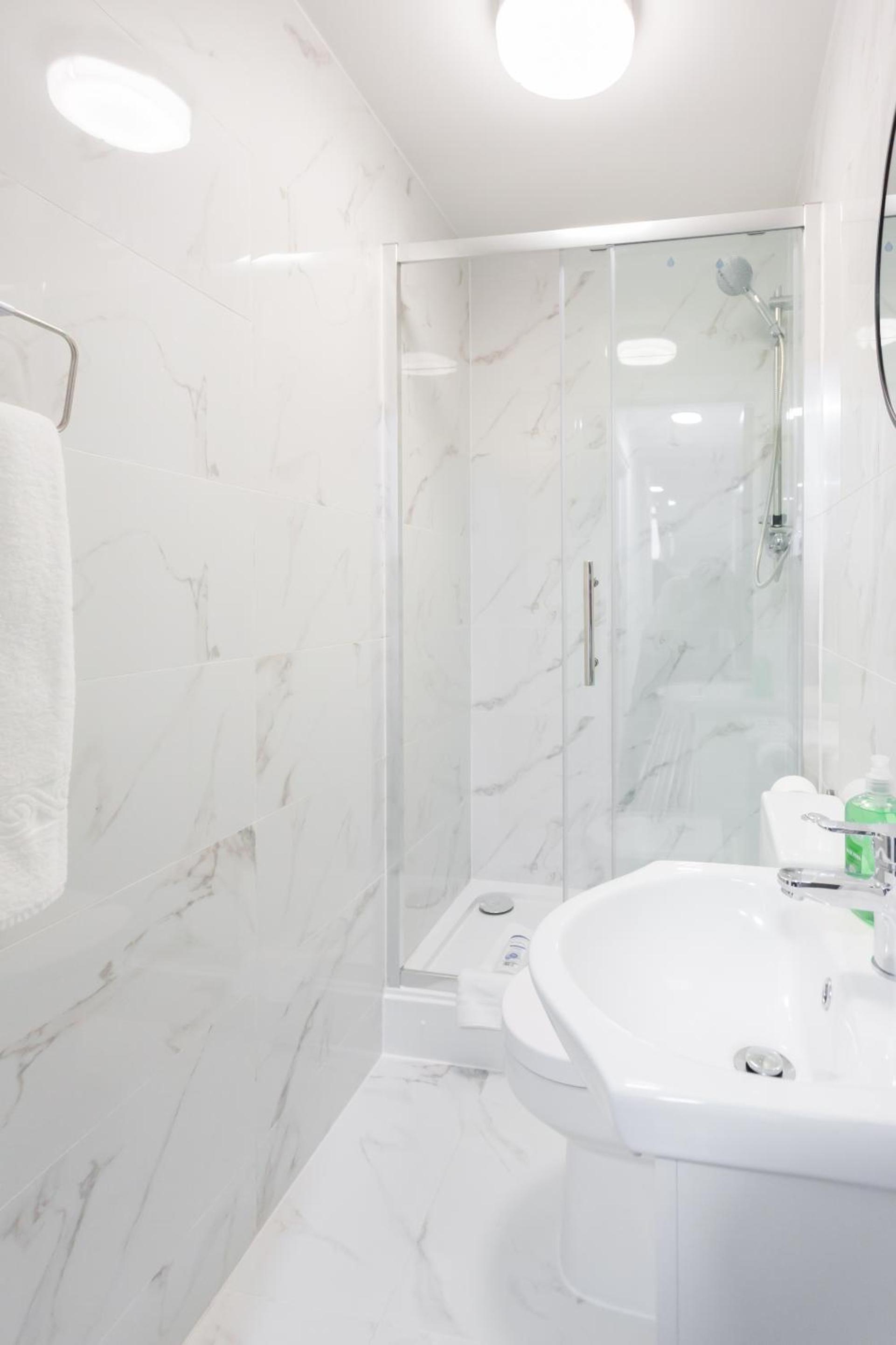 Twin Room with Shared Bathroom photo 2