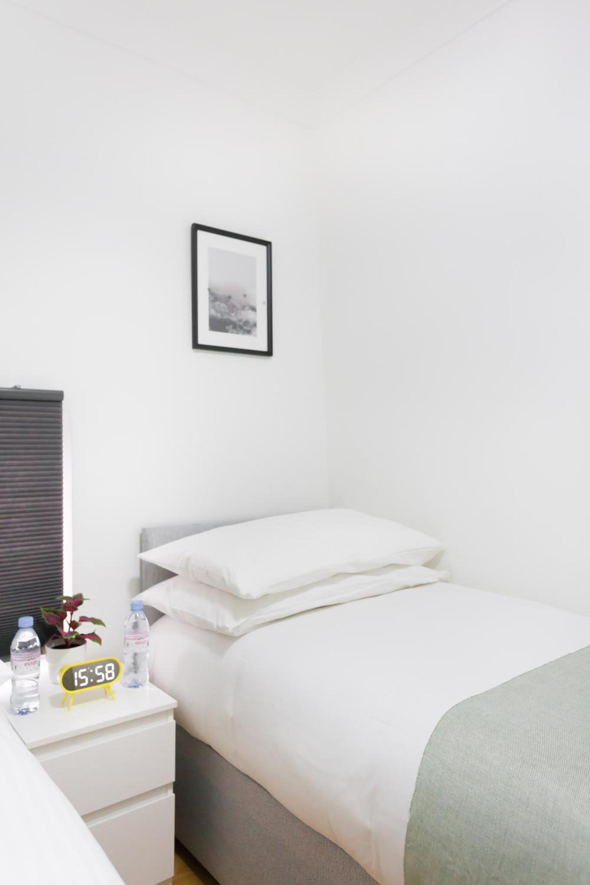 Twin Room with Shared Bathroom photo 2