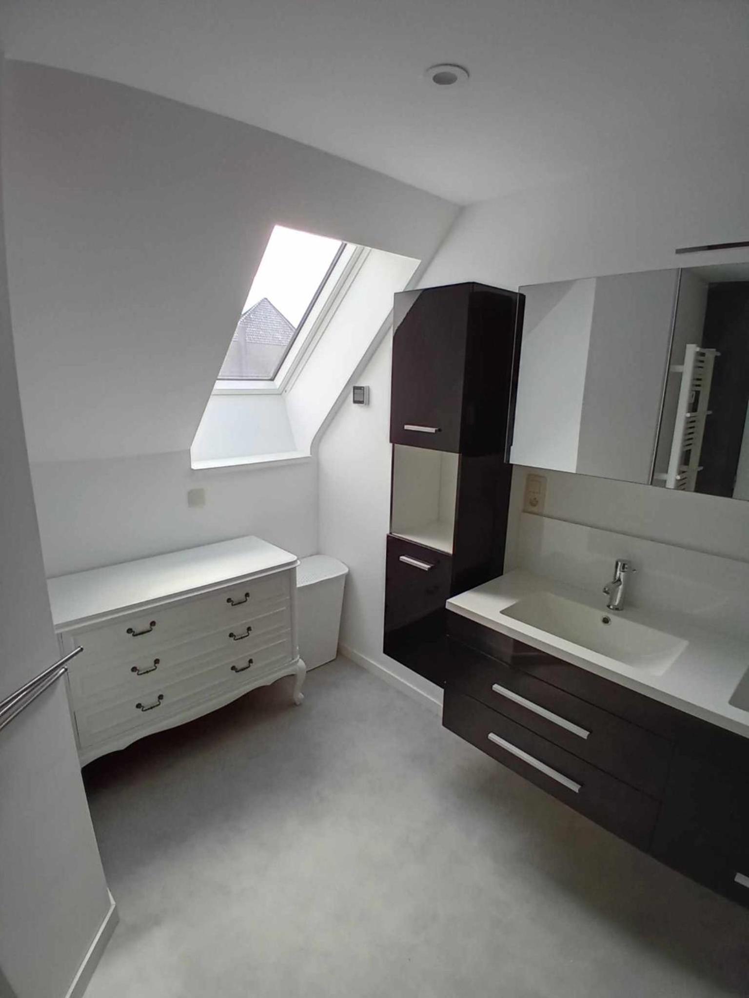 Family Room with Shared Bathroom photo 2