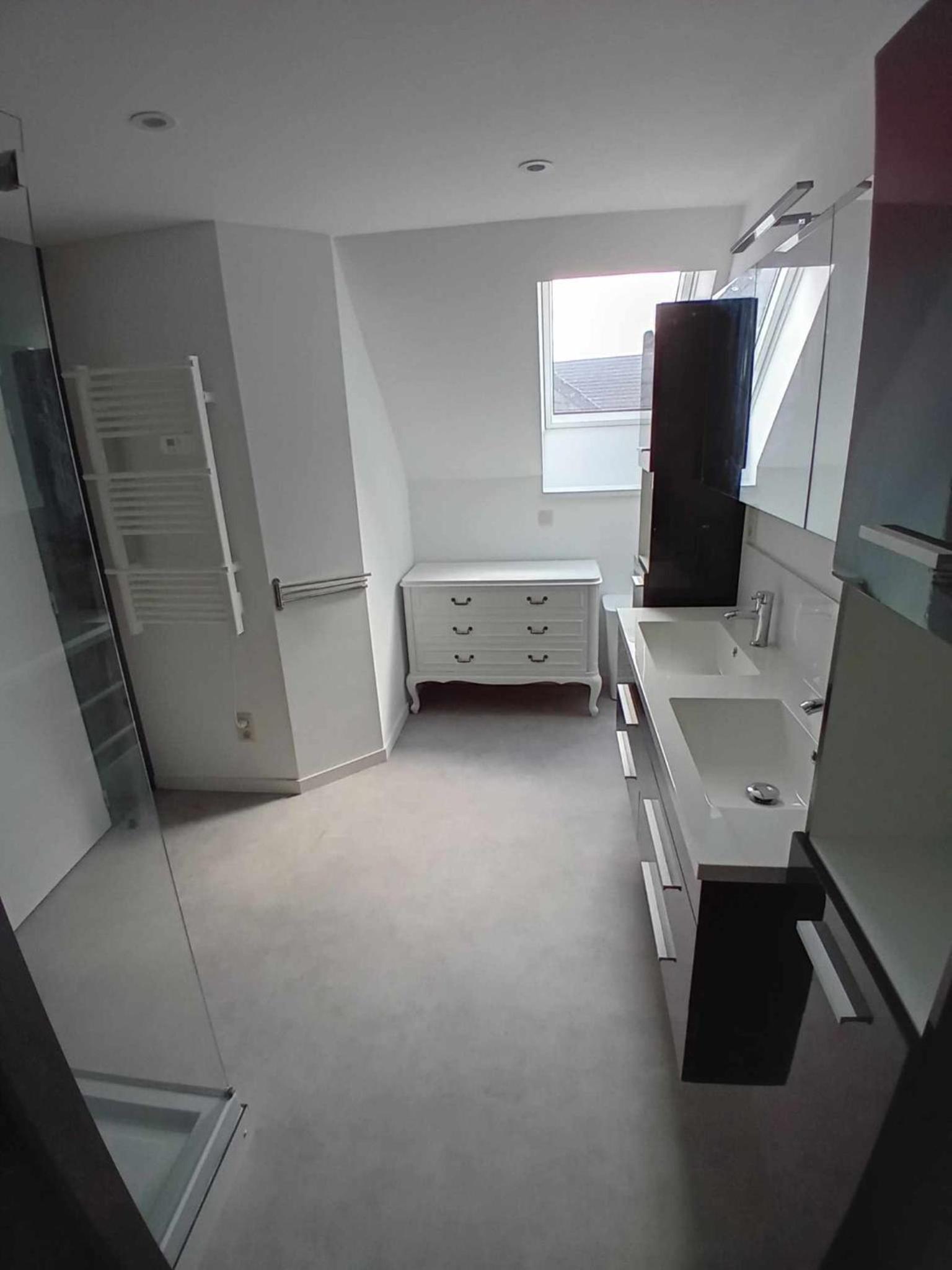 Family Room with Shared Bathroom photo 3