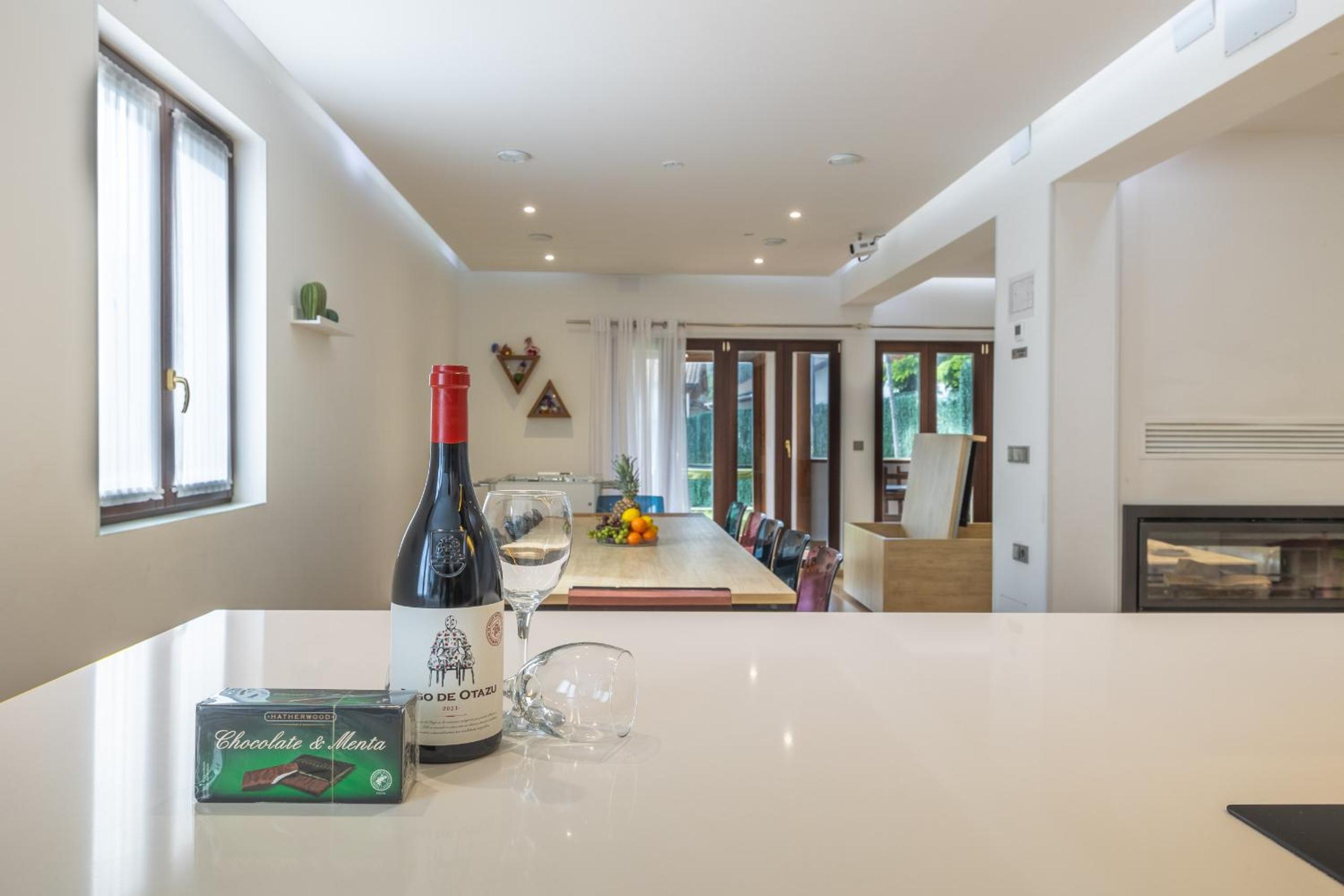 Six-Bedroom House photo 2