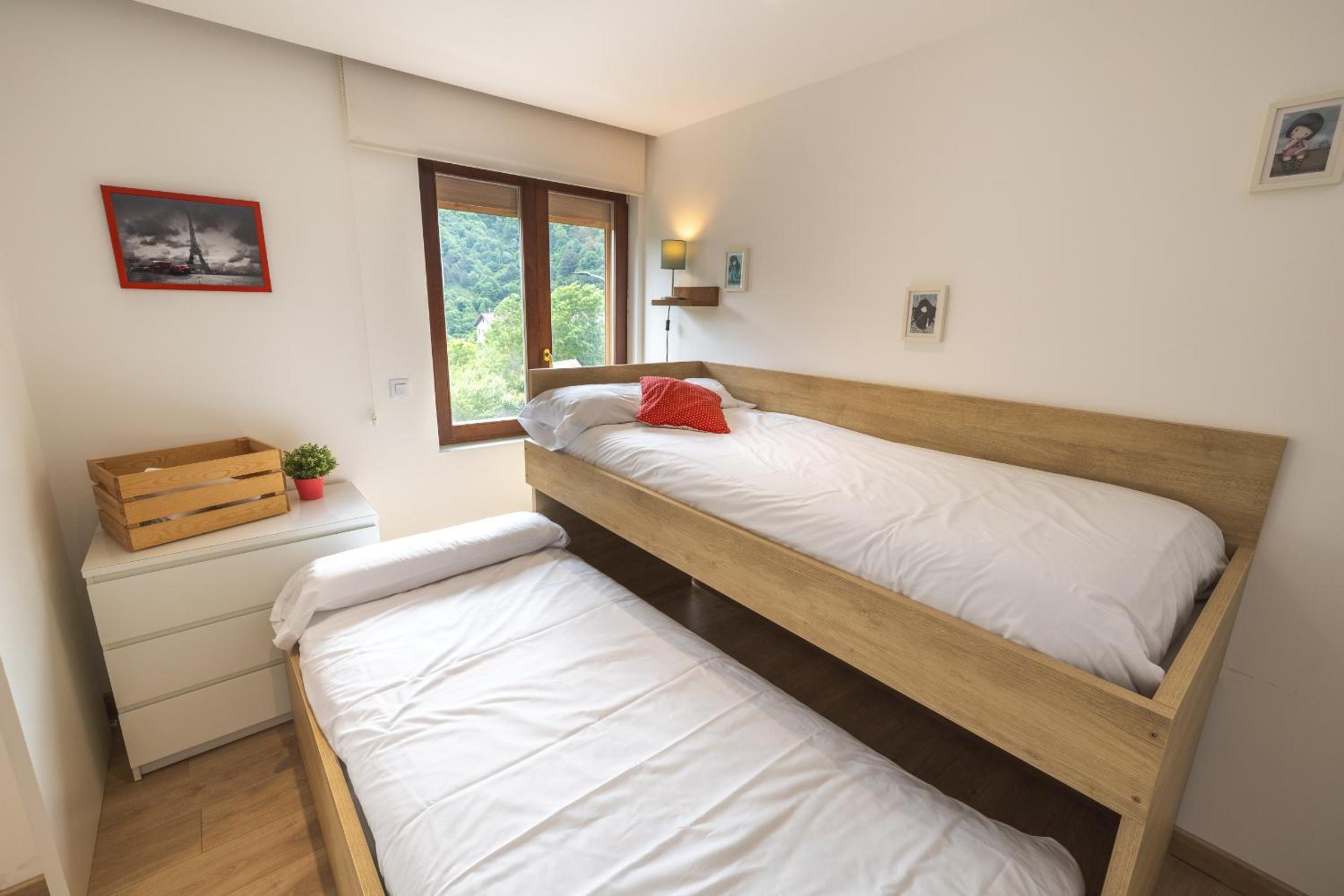 Six-Bedroom House photo 3