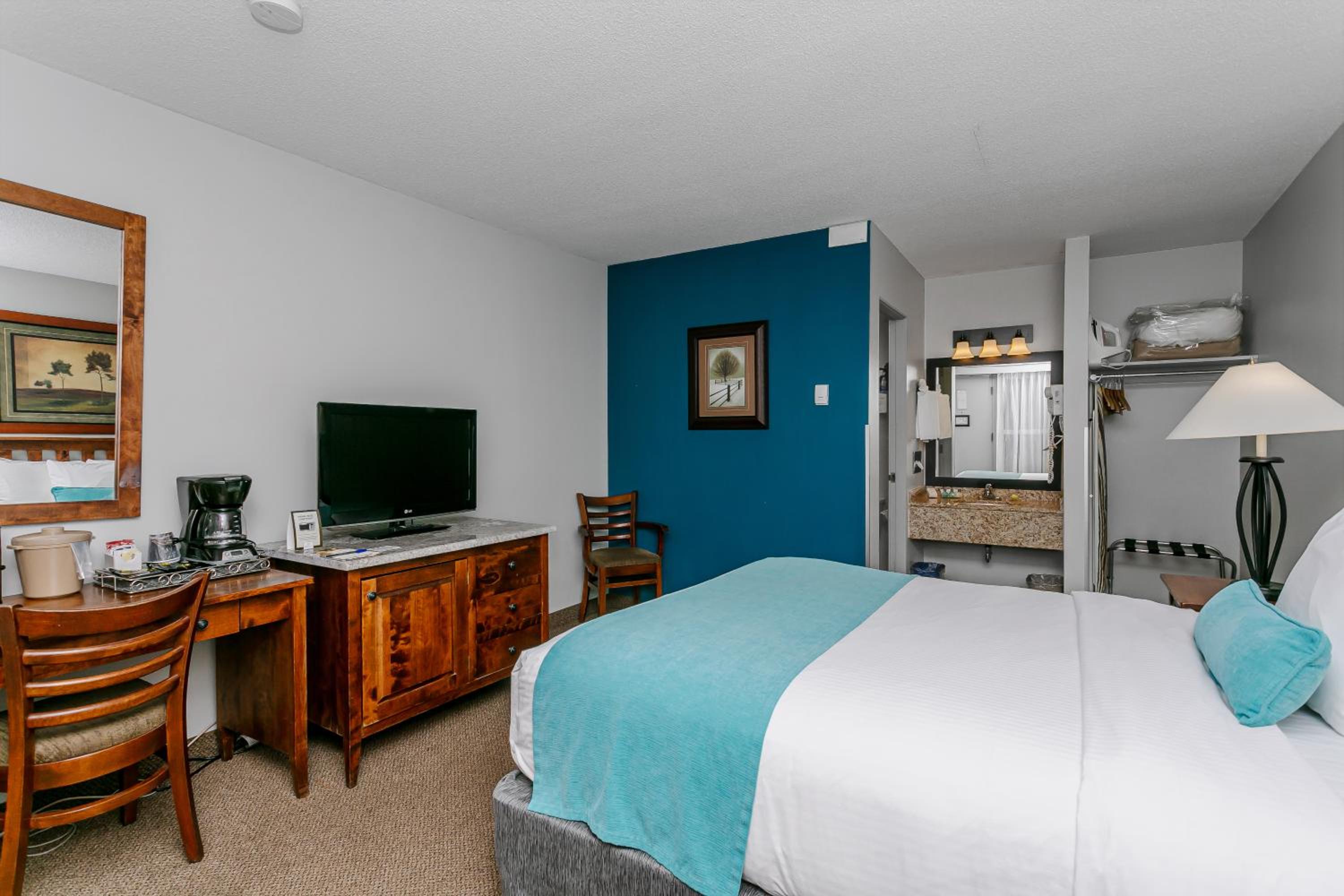 Standard Room with Queen Bed - Photo 11