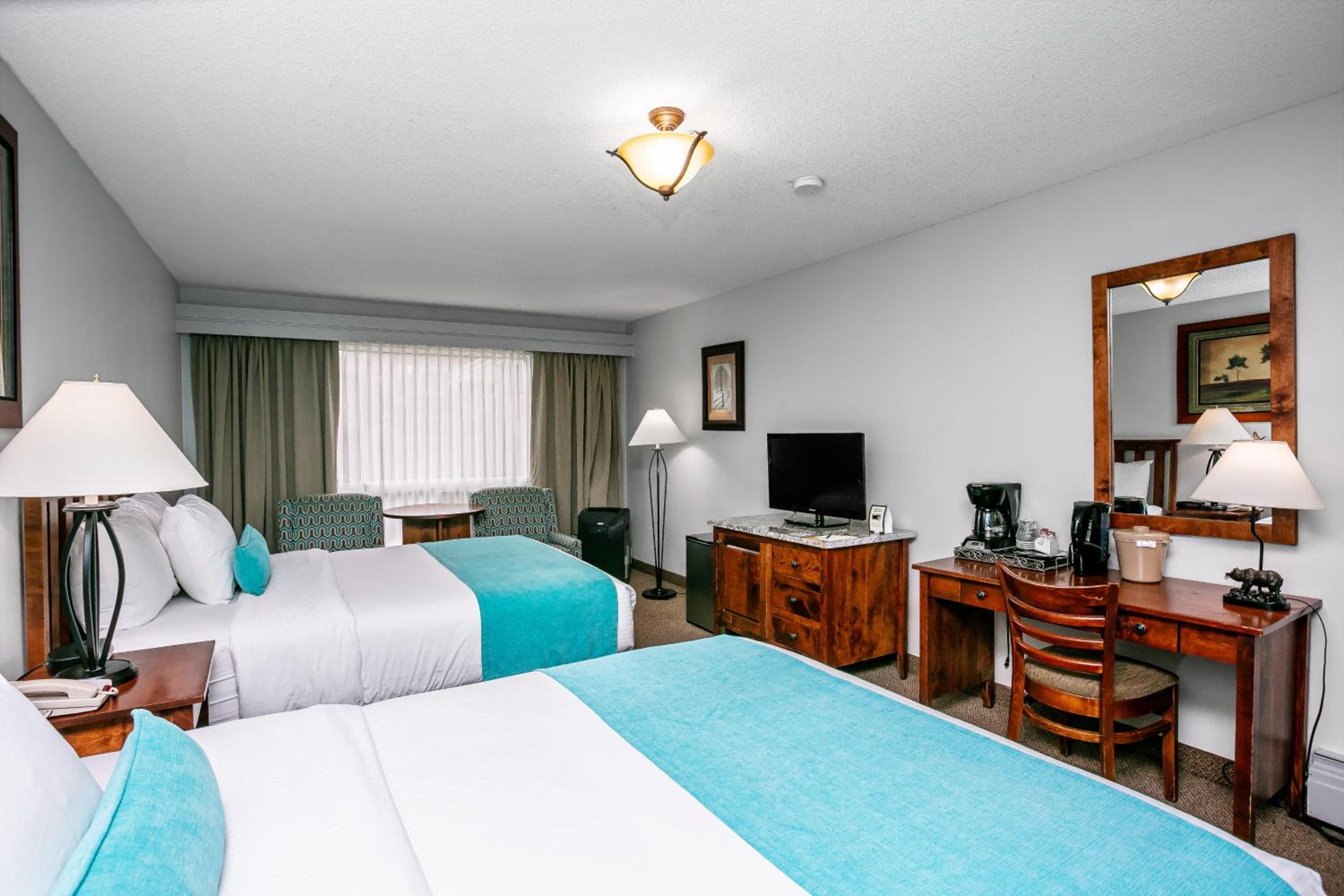Standard Queen Room with Two Queen Beds - Photo 7