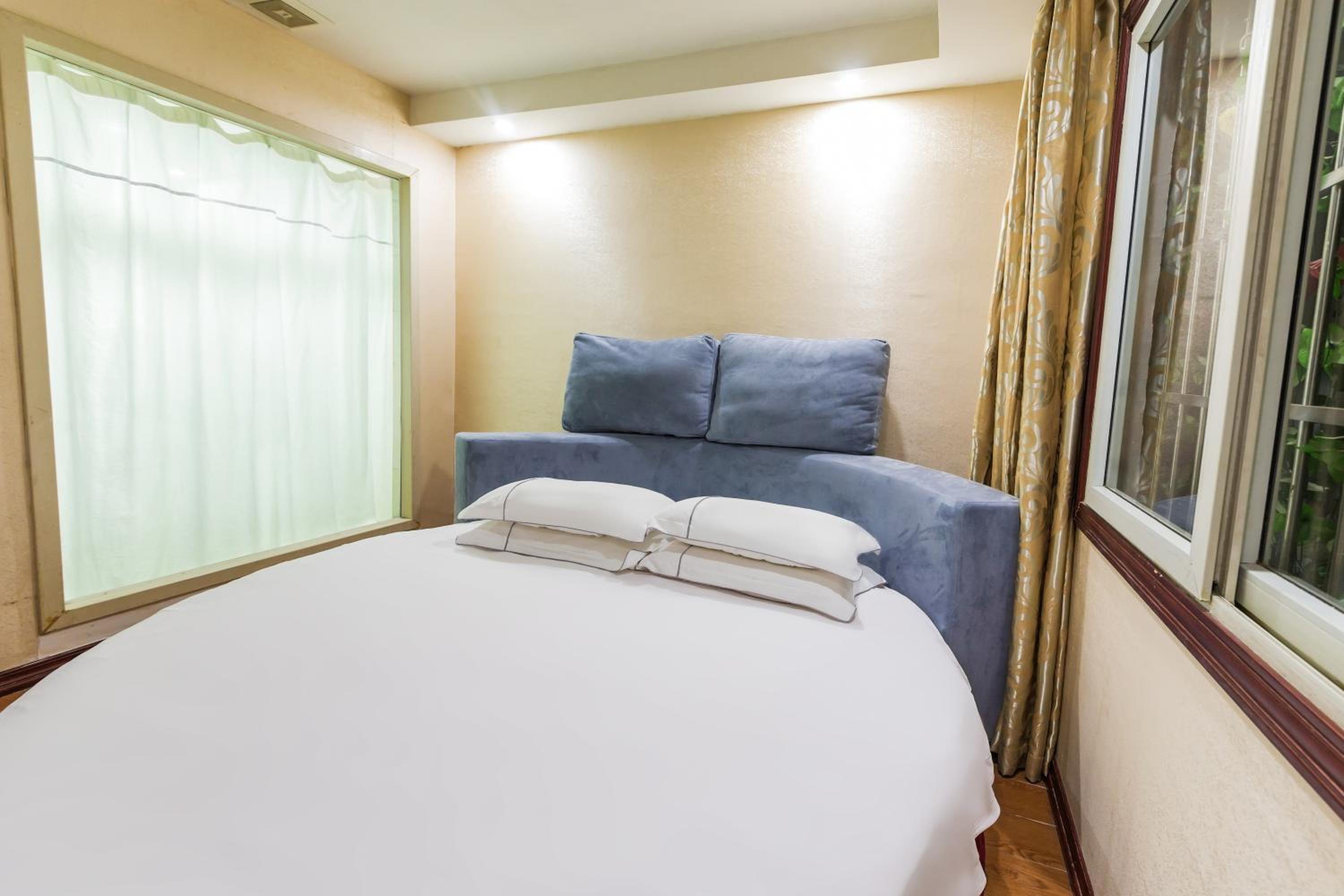 Round Double Room