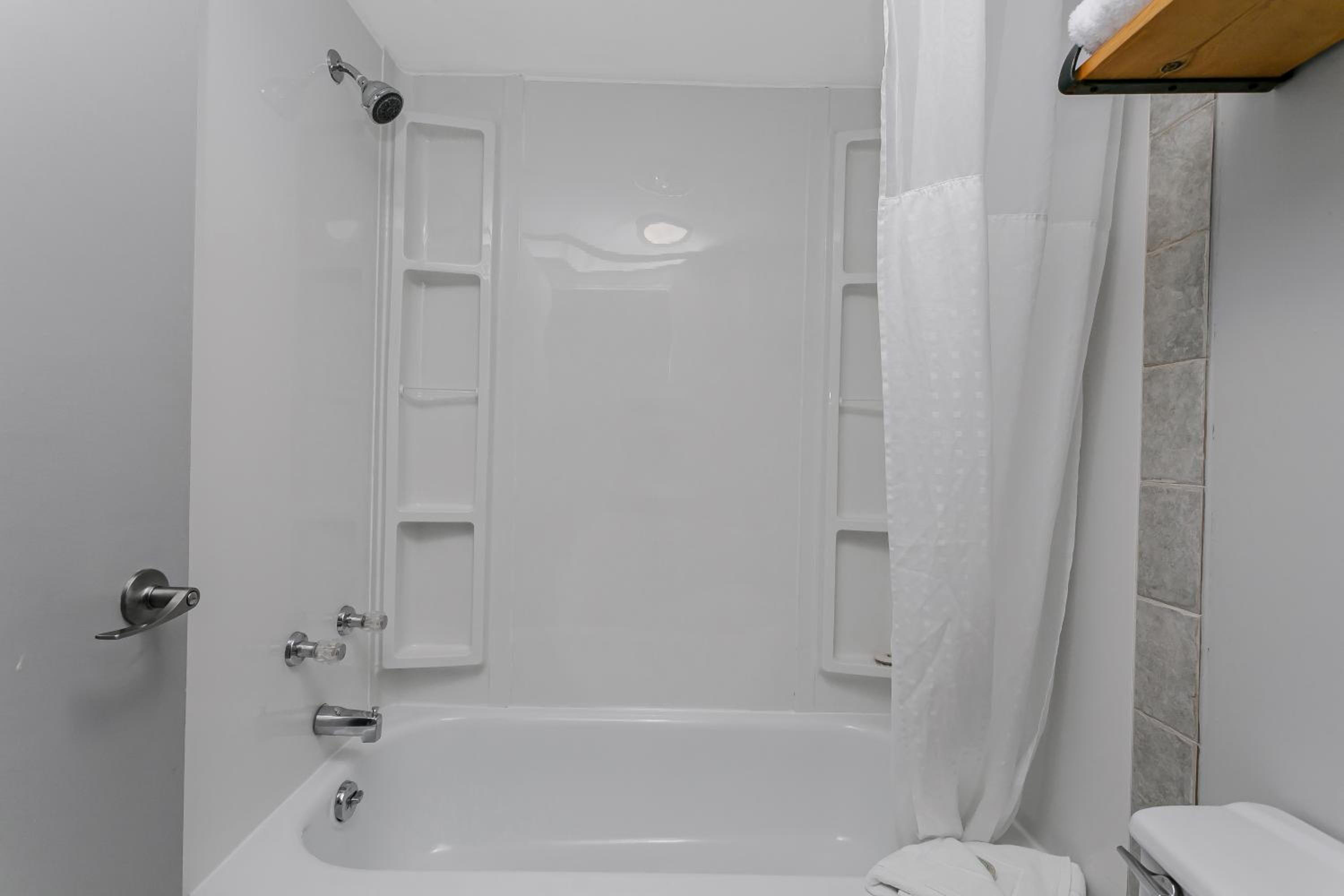 Standard Room with Queen Bed - Photo 2