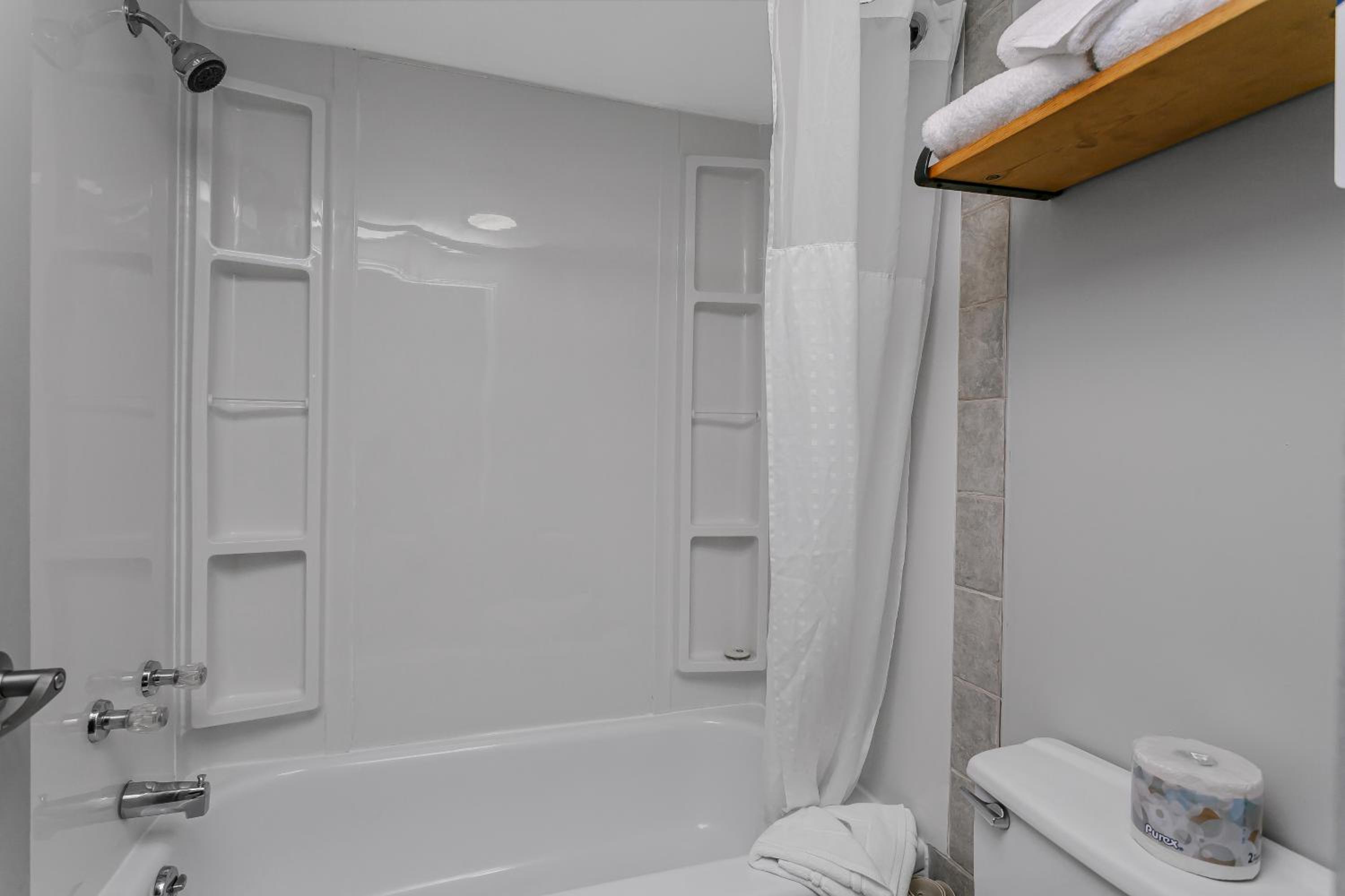 Standard Room with Queen Bed - Photo 7