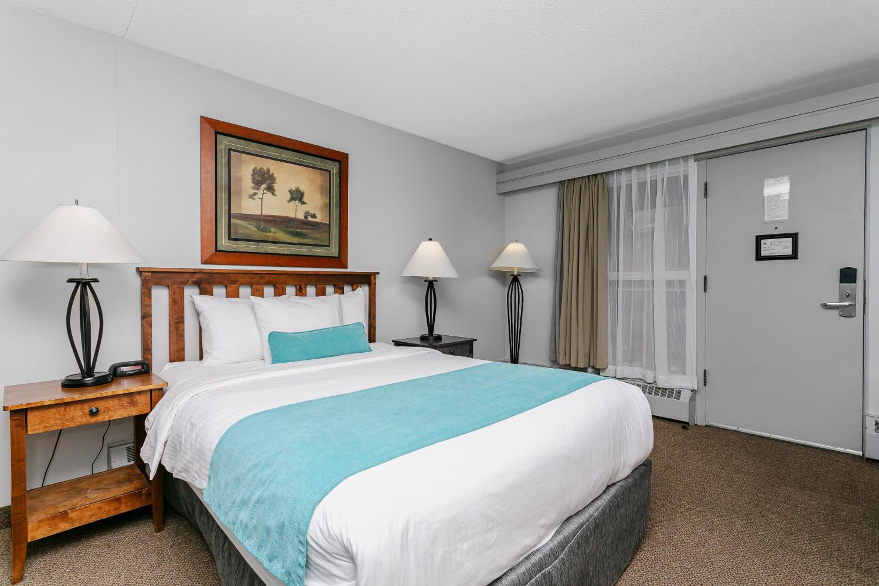Standard Room with Queen Bed - Photo 12