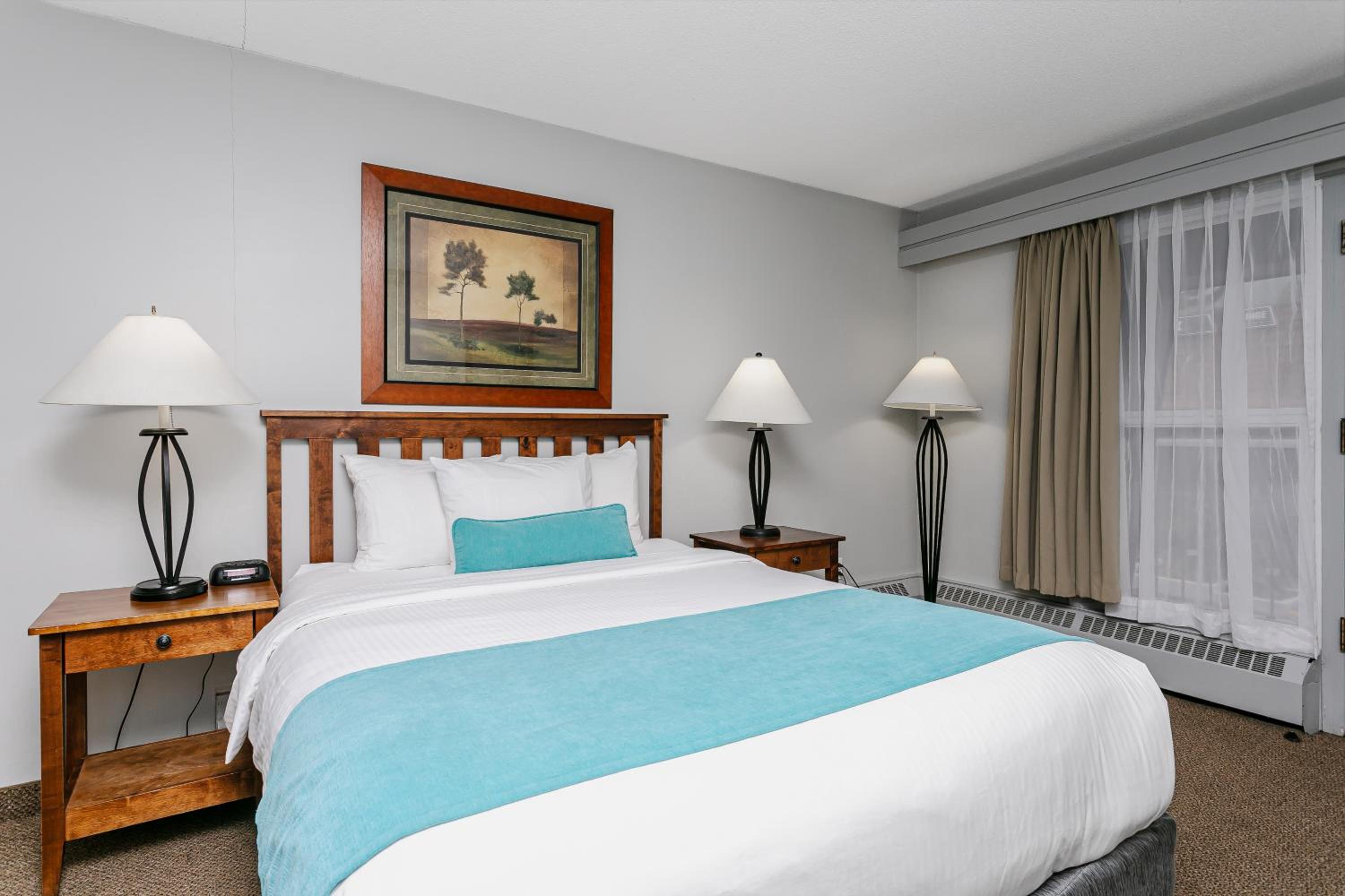 Standard Room with Queen Bed - Photo 13
