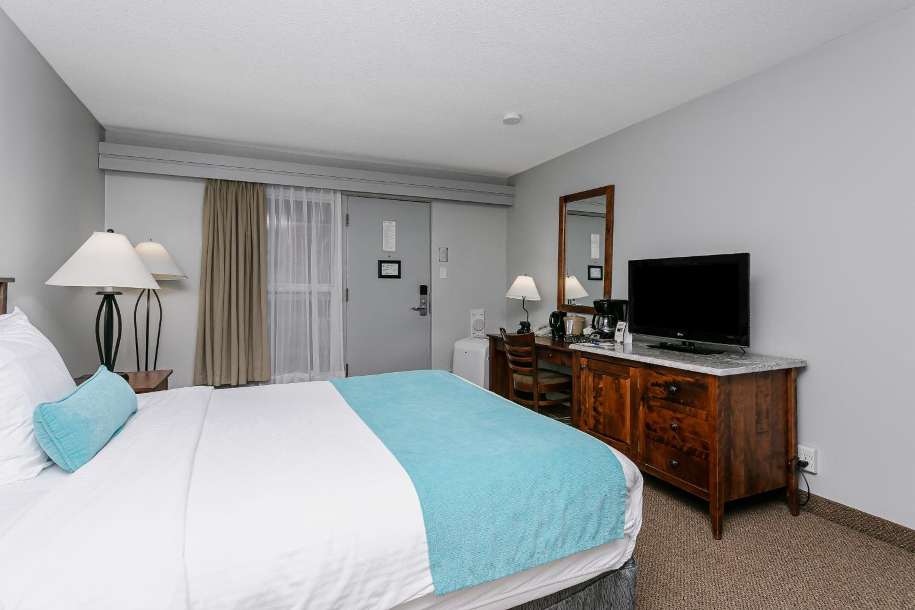 Standard Room with Queen Bed - Photo 1