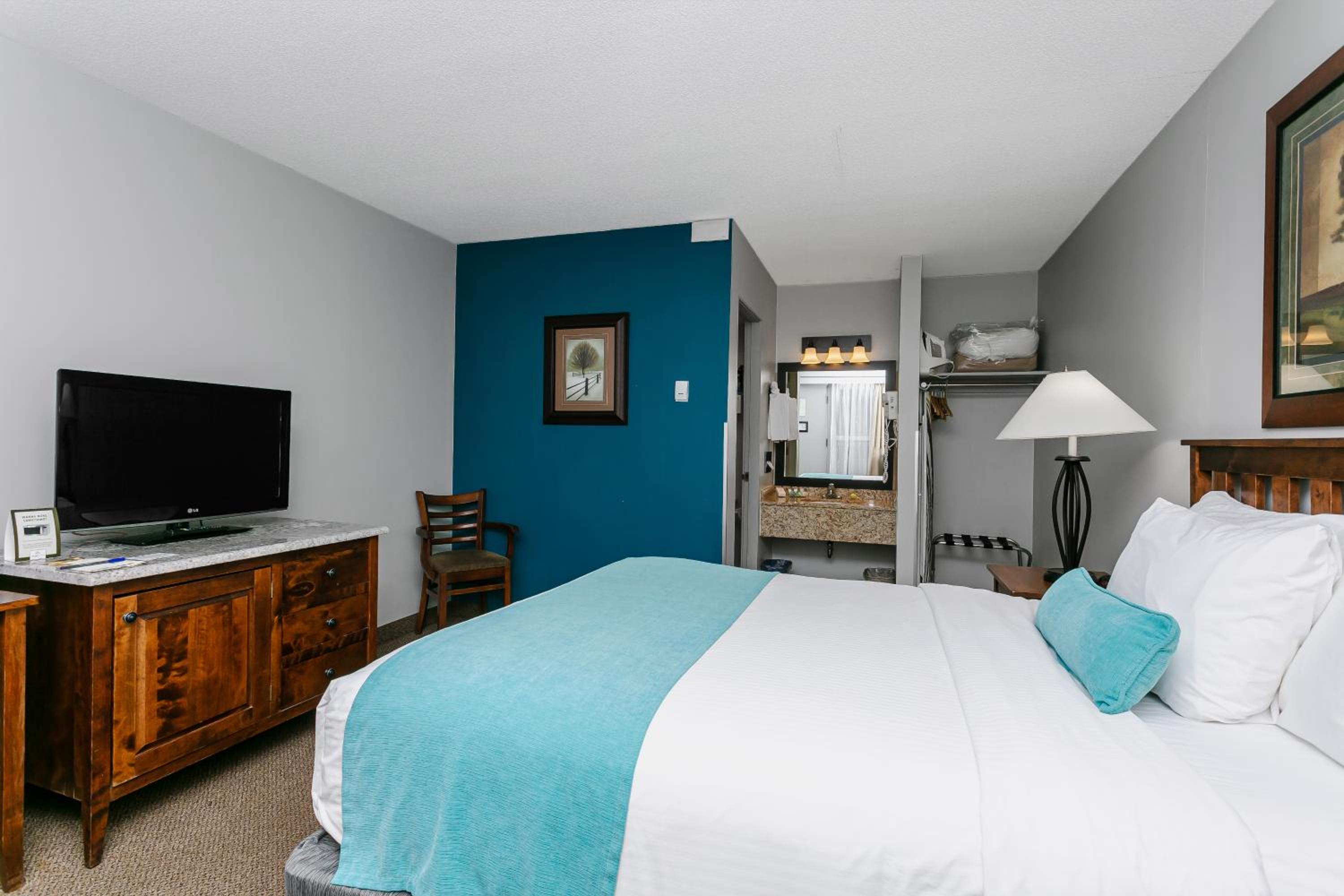 Standard Room with Queen Bed - Photo 10