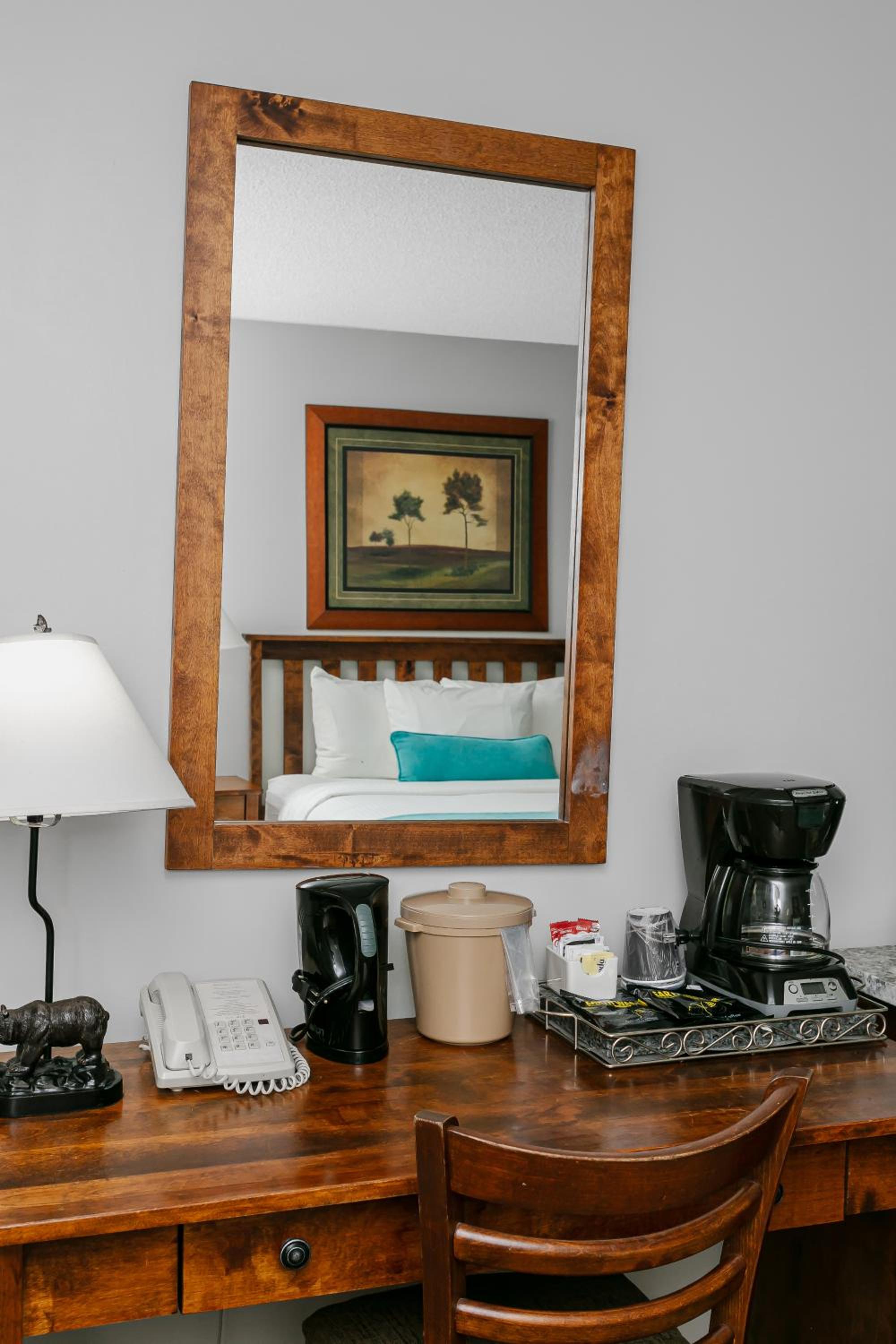 Standard Room with Queen Bed - Photo 8