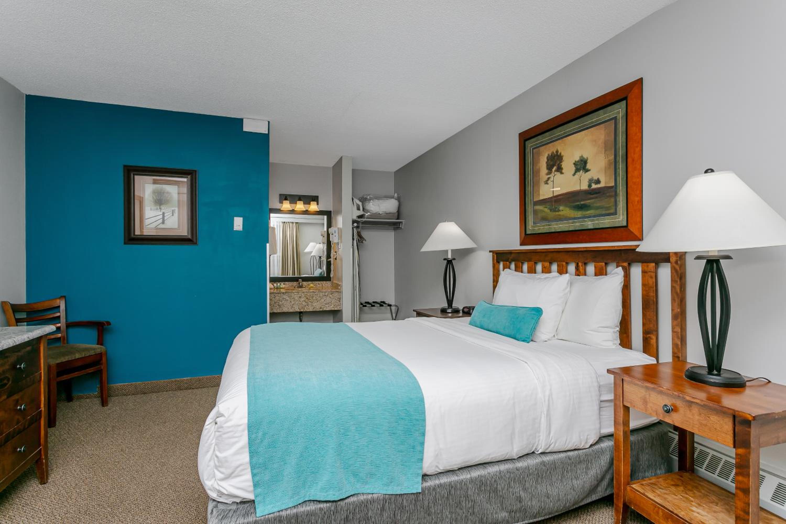 Standard Room with Queen Bed - Photo 9