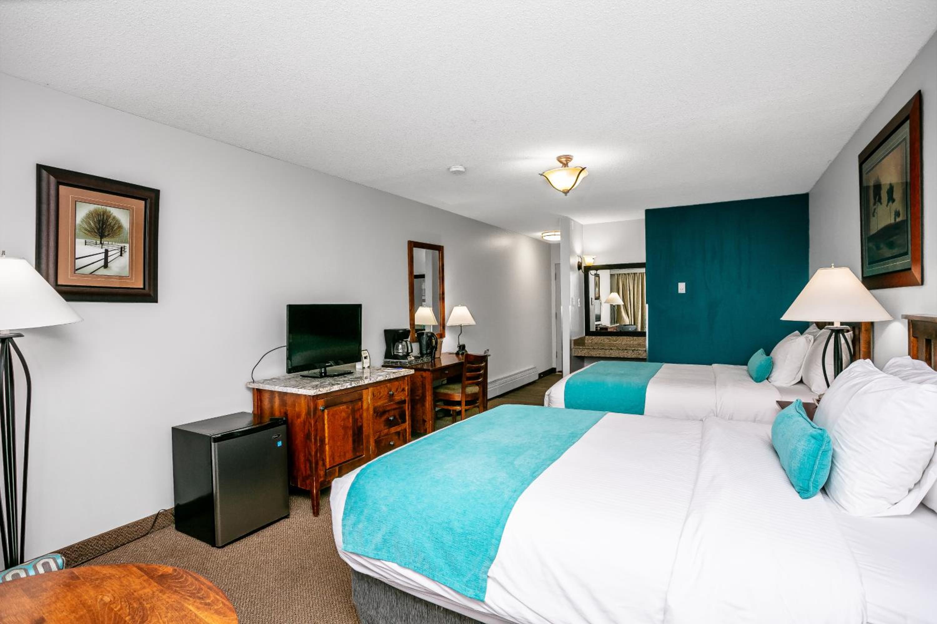 Standard Queen Room with Two Queen Beds - Photo 2