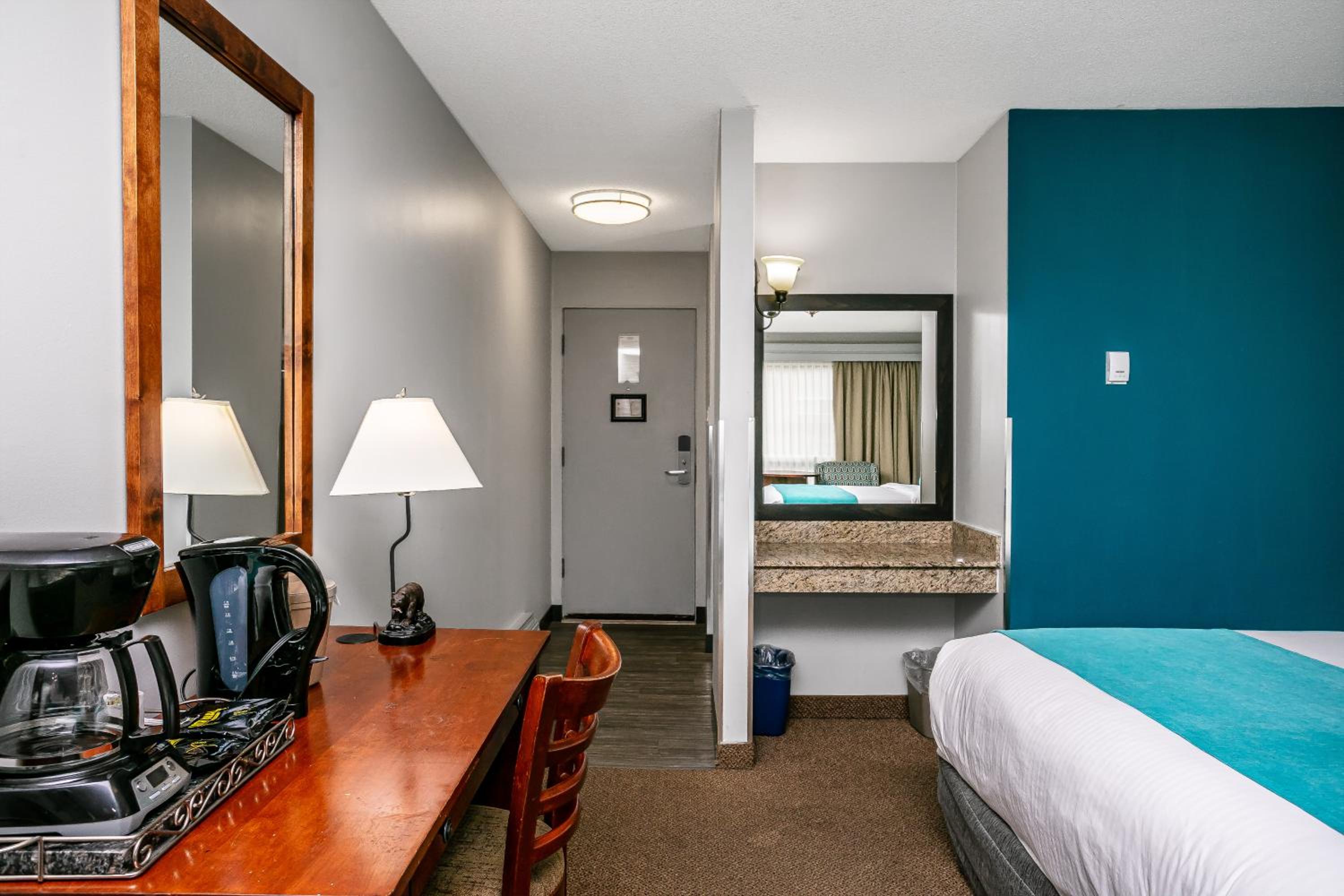 Standard Queen Room with Two Queen Beds - Photo 10
