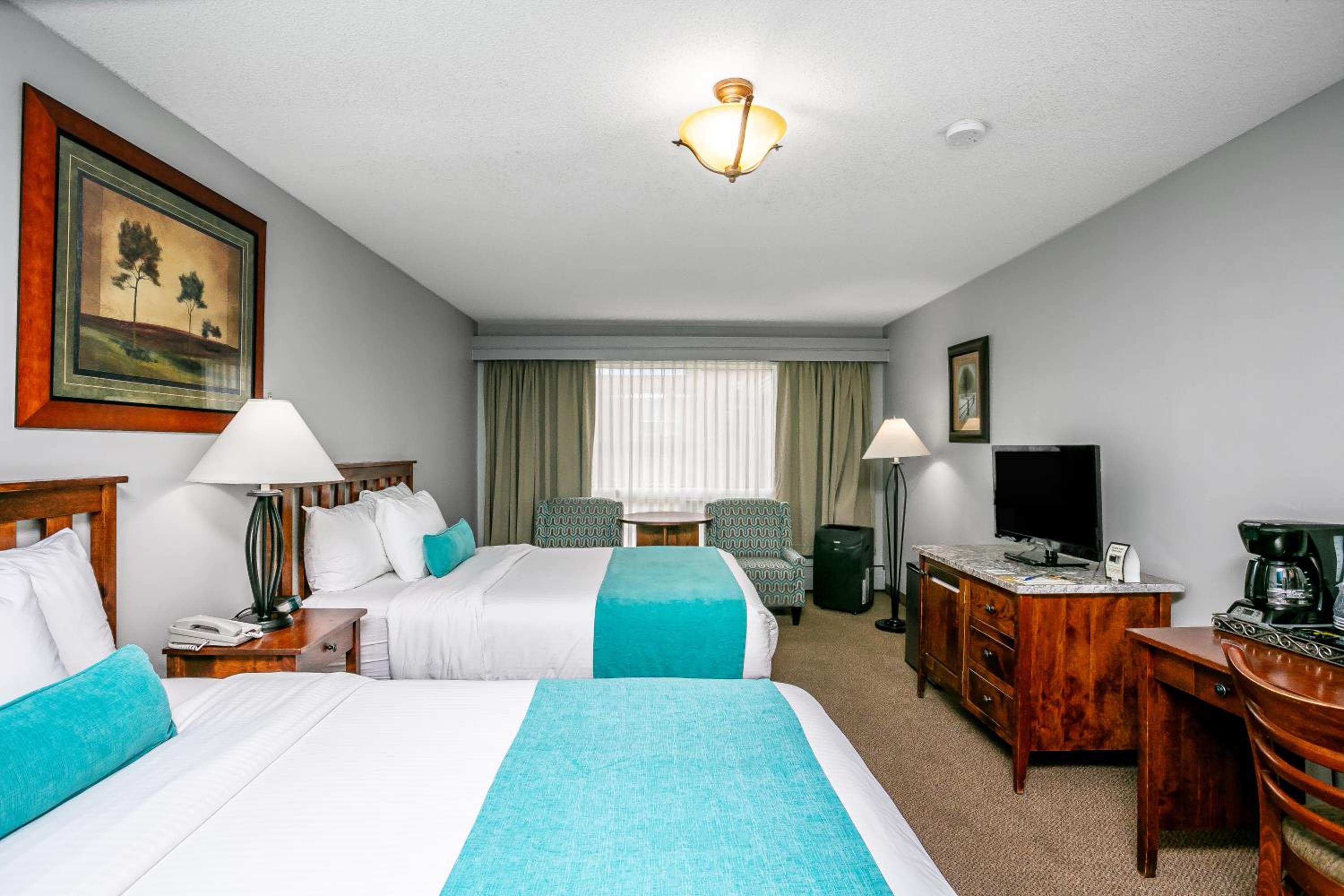 Standard Queen Room with Two Queen Beds - Photo 8